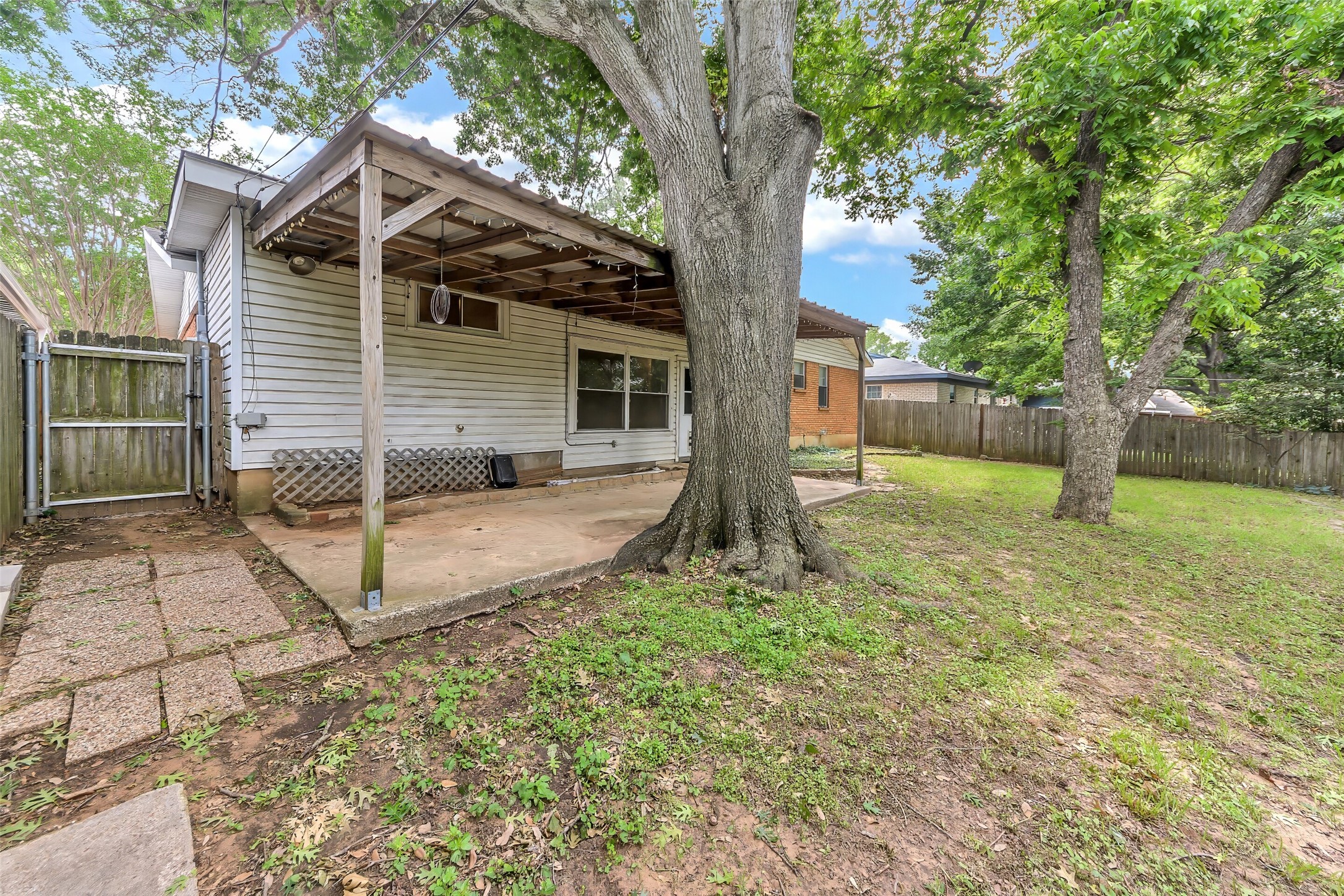 1916 Valley Lane Arlington TX 76013
