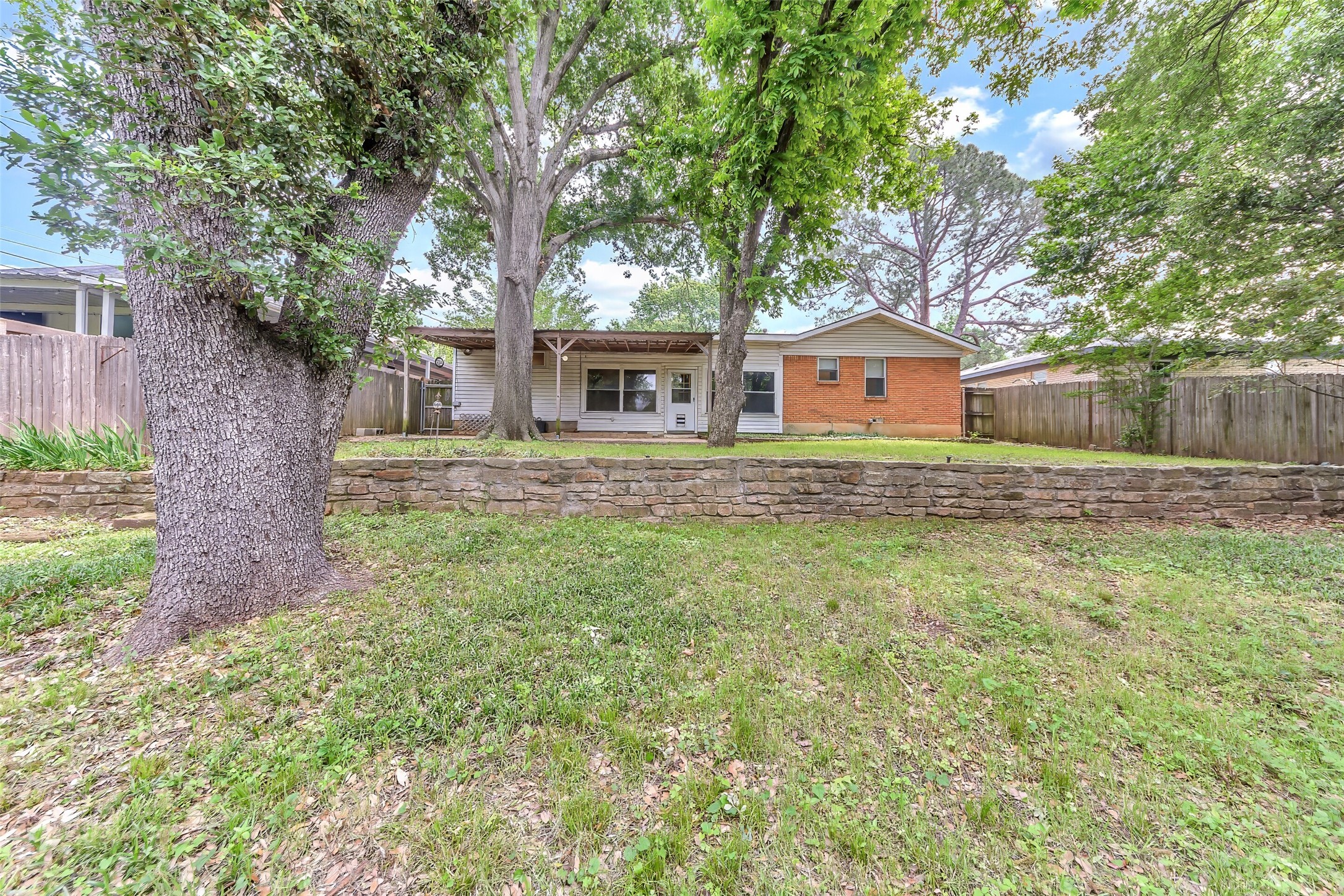 1916 Valley Lane Arlington TX 76013