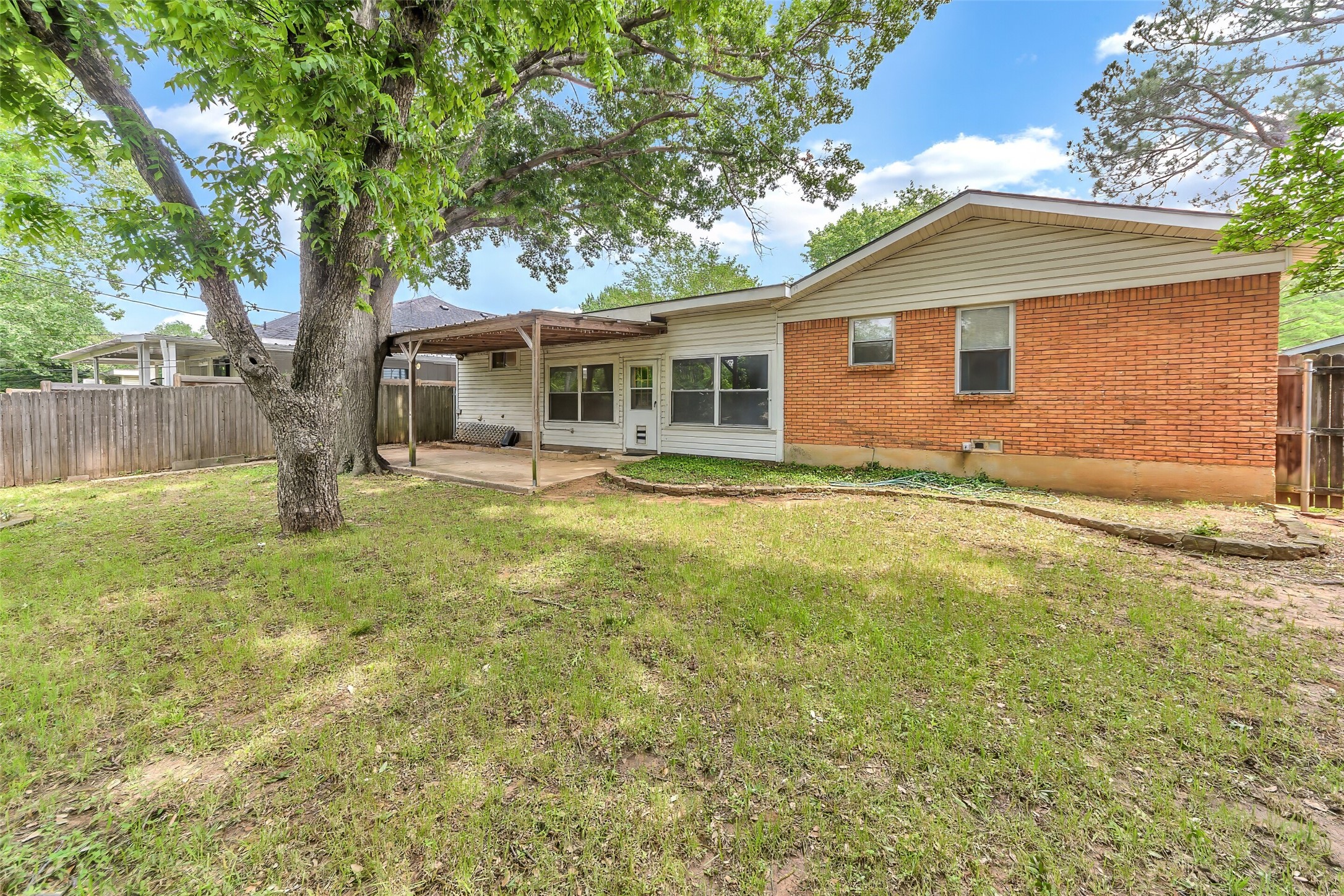 1916 Valley Lane Arlington TX 76013