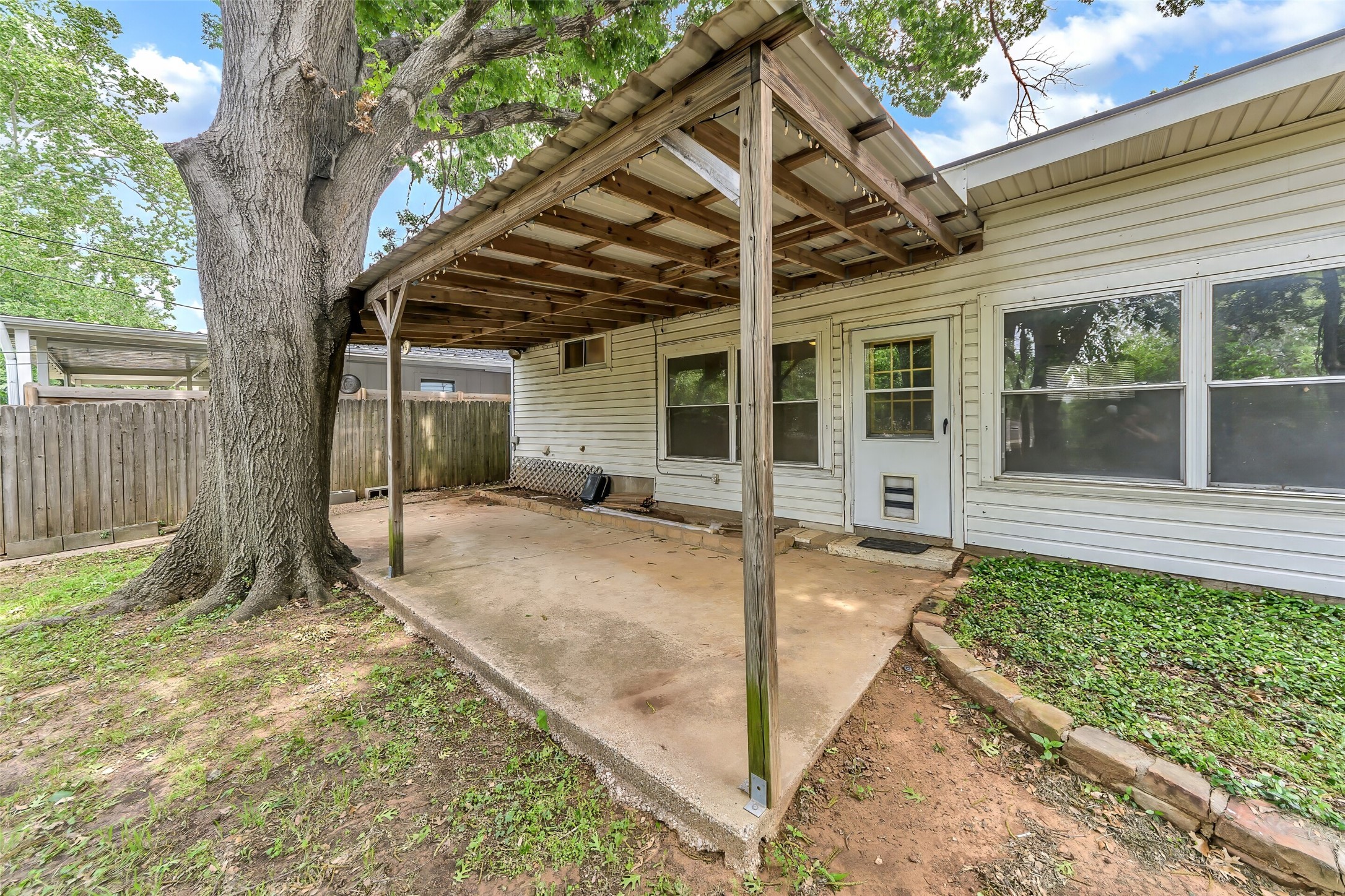 1916 Valley Lane Arlington TX 76013