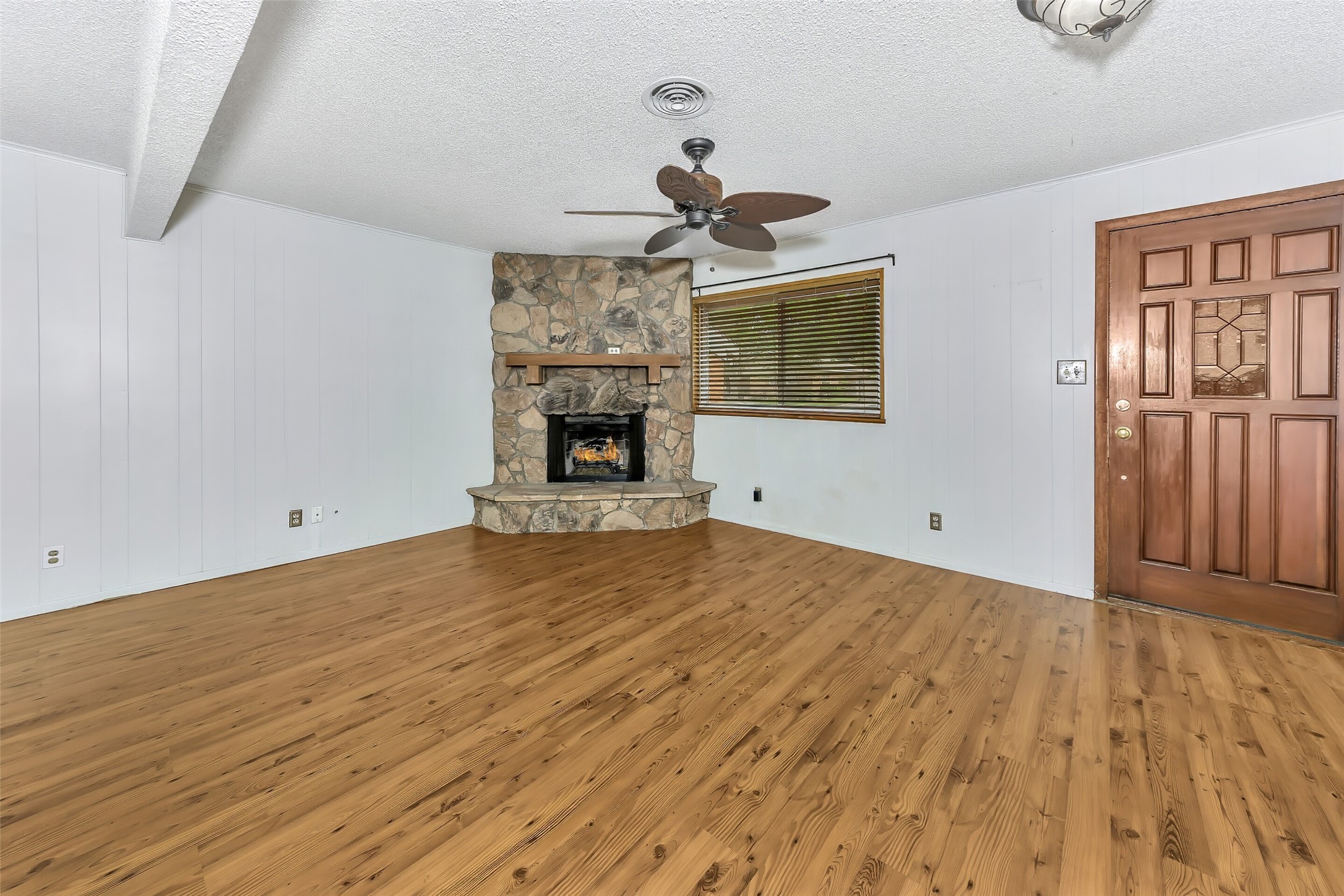 1916 Valley Lane Arlington TX 76013