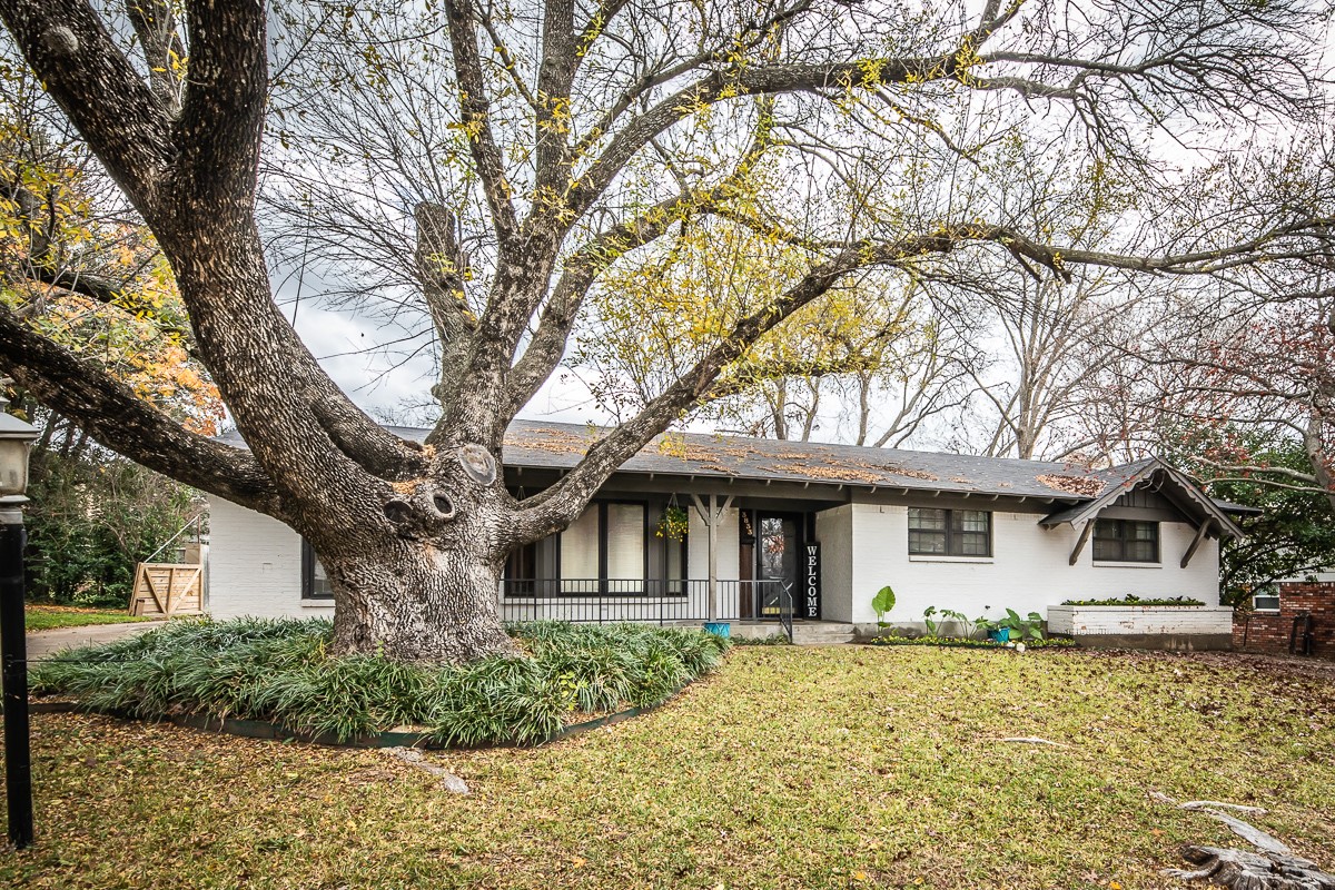 3833 Marys Creek Drive Benbrook TX 76116