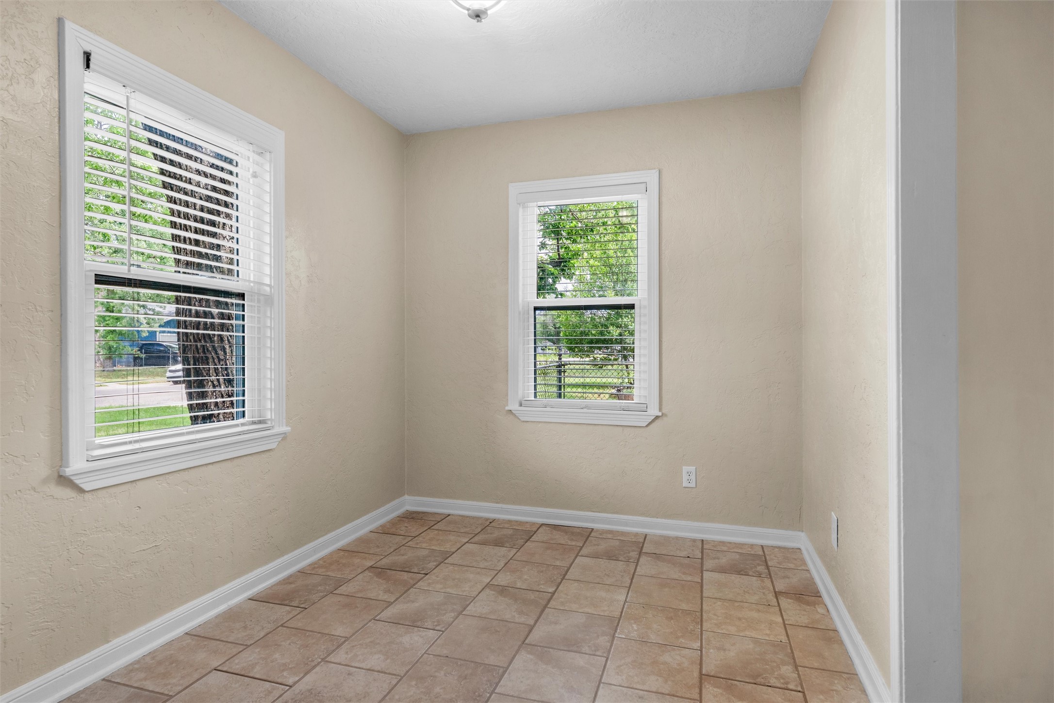 5441 Thomas Lane River Oaks TX 76114