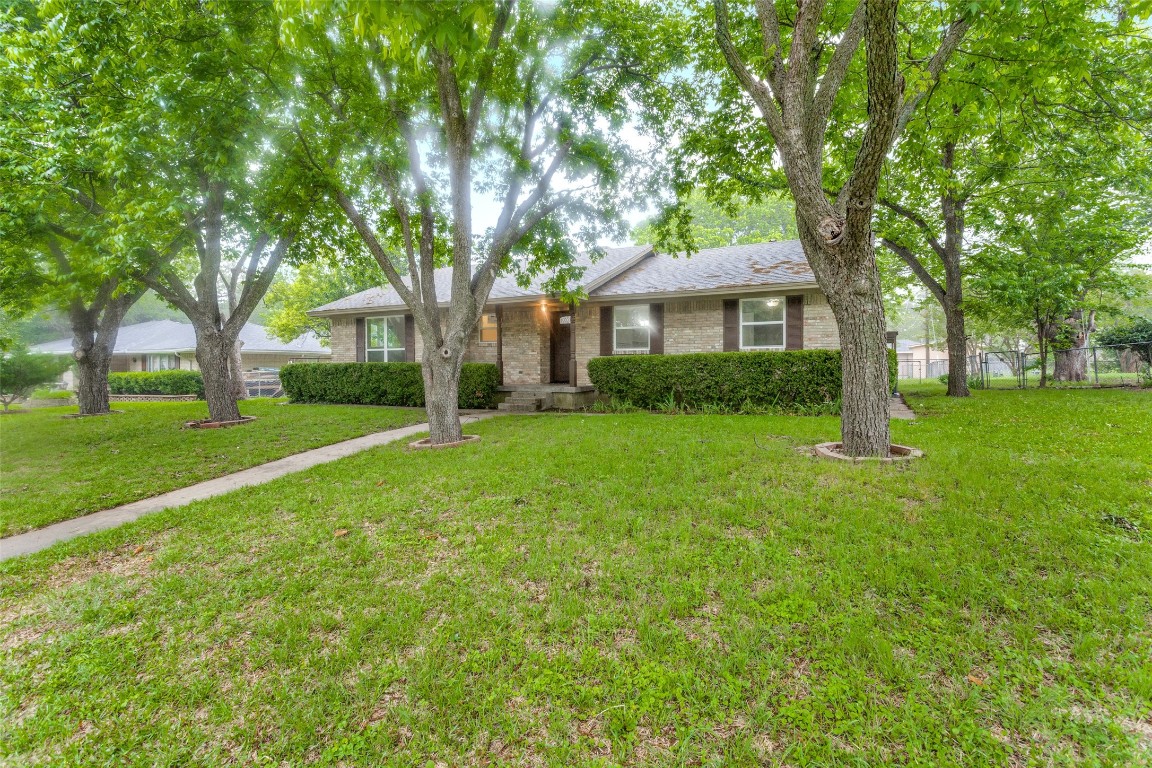 220 Meadowcreek Drive Desoto TX 75115