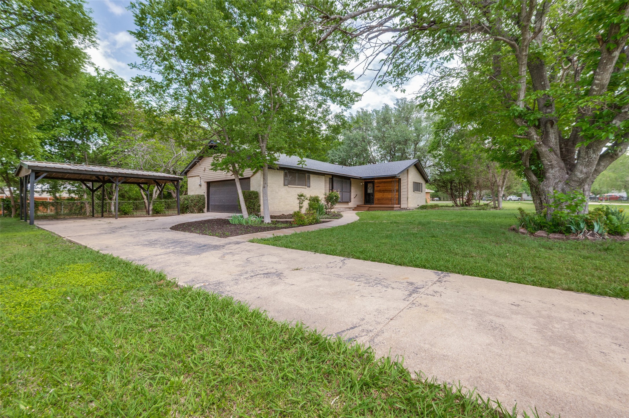 1533 E Springcrest Circle Lancaster TX 75134