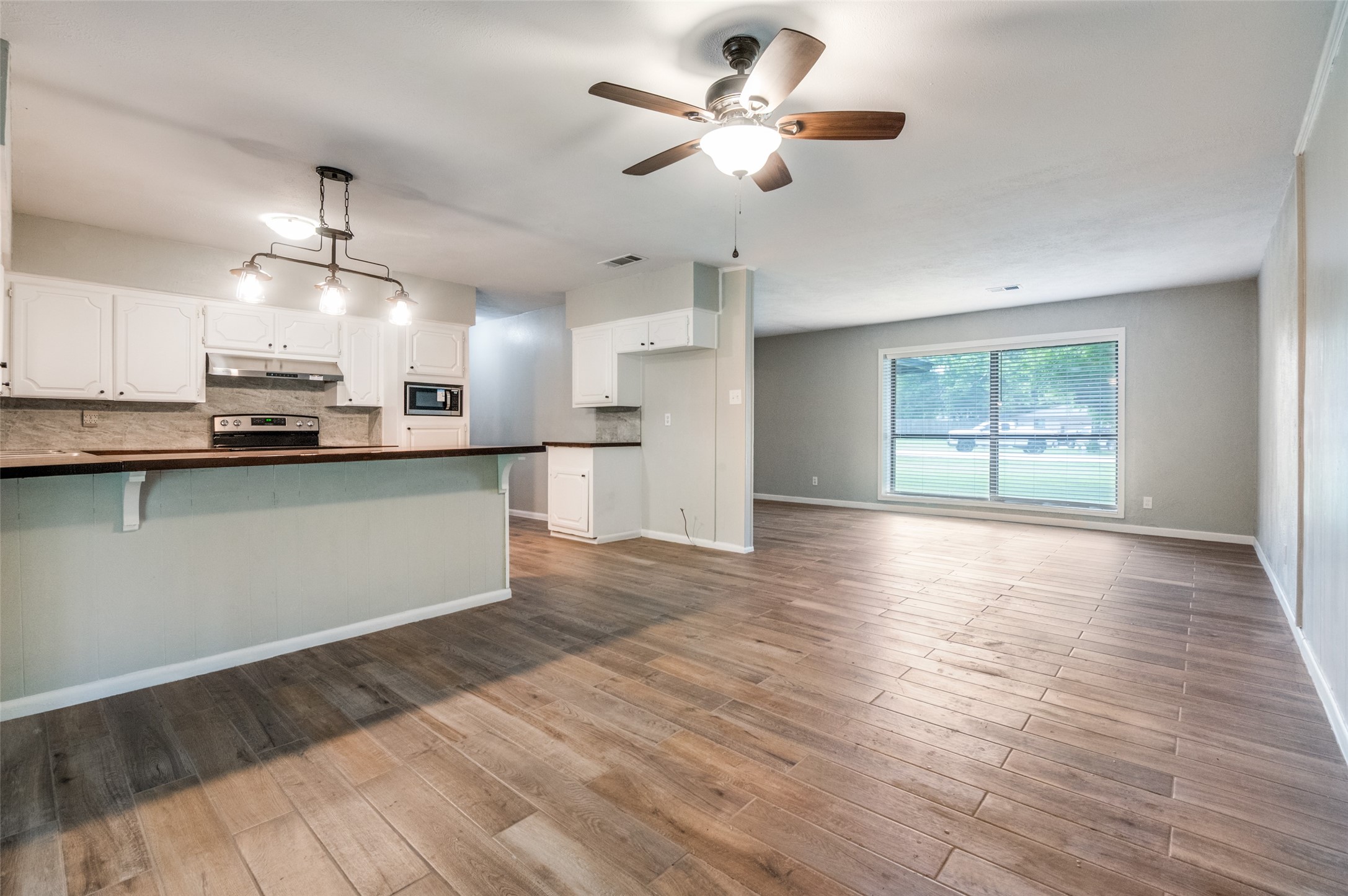 1533 E Springcrest Circle Lancaster TX 75134