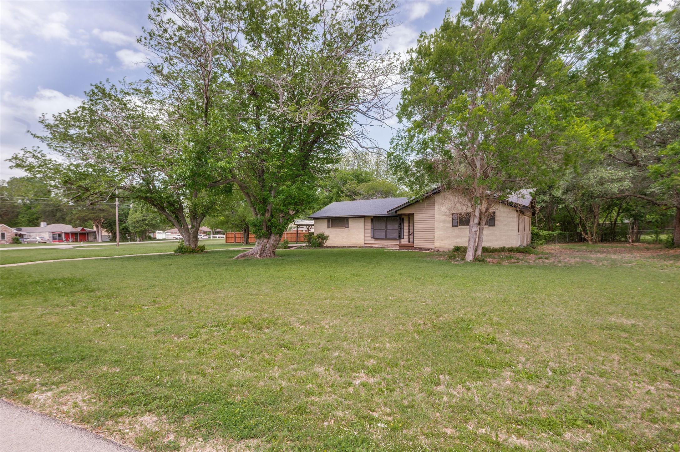 1533 E Springcrest Circle Lancaster TX 75134