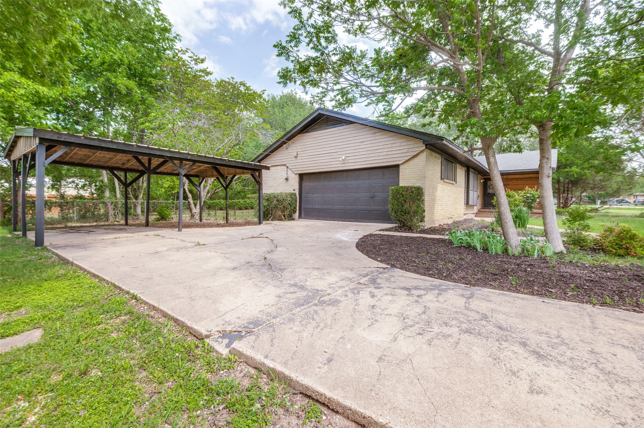 1533 E Springcrest Circle Lancaster TX 75134