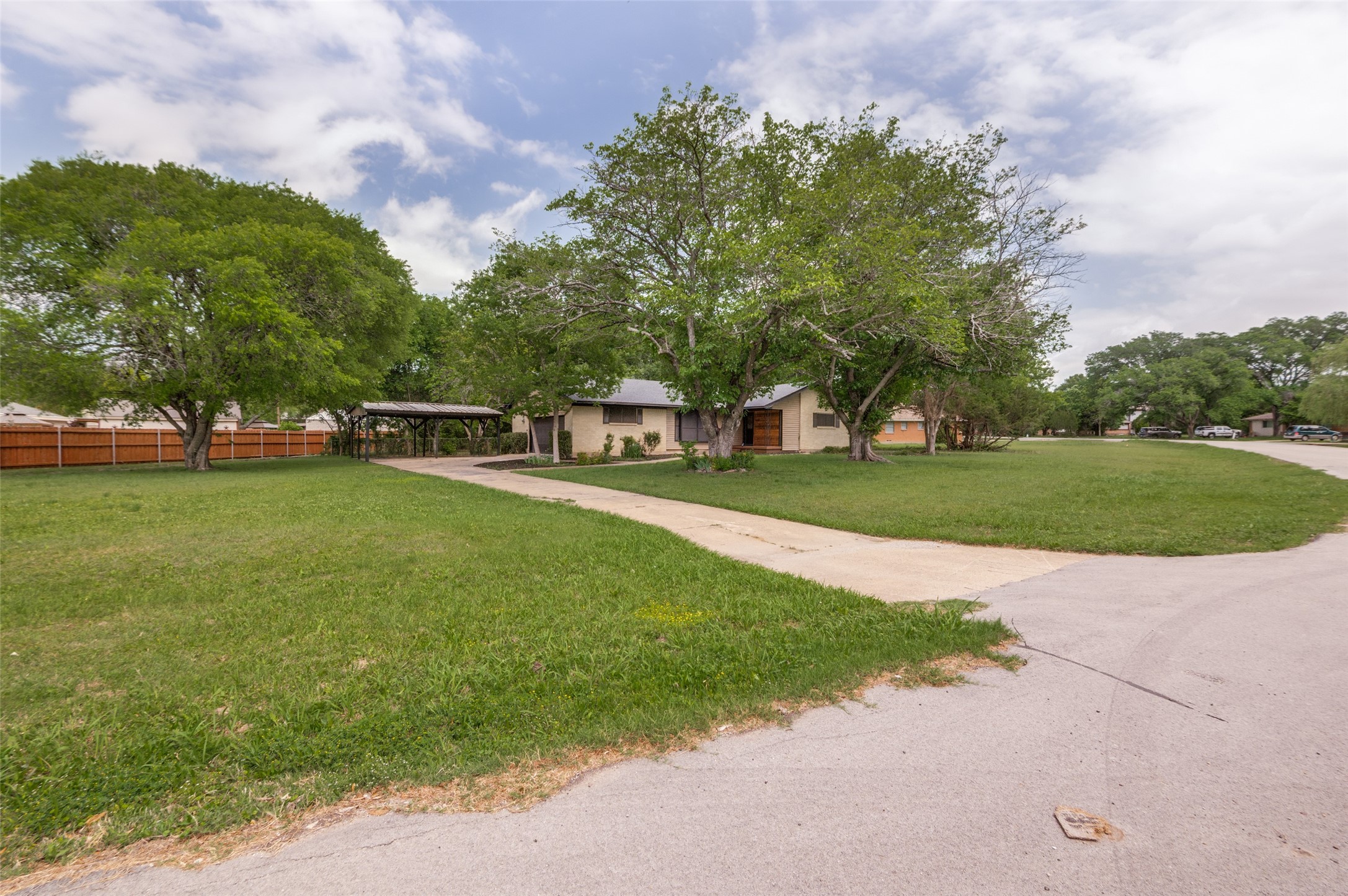 1533 E Springcrest Circle Lancaster TX 75134