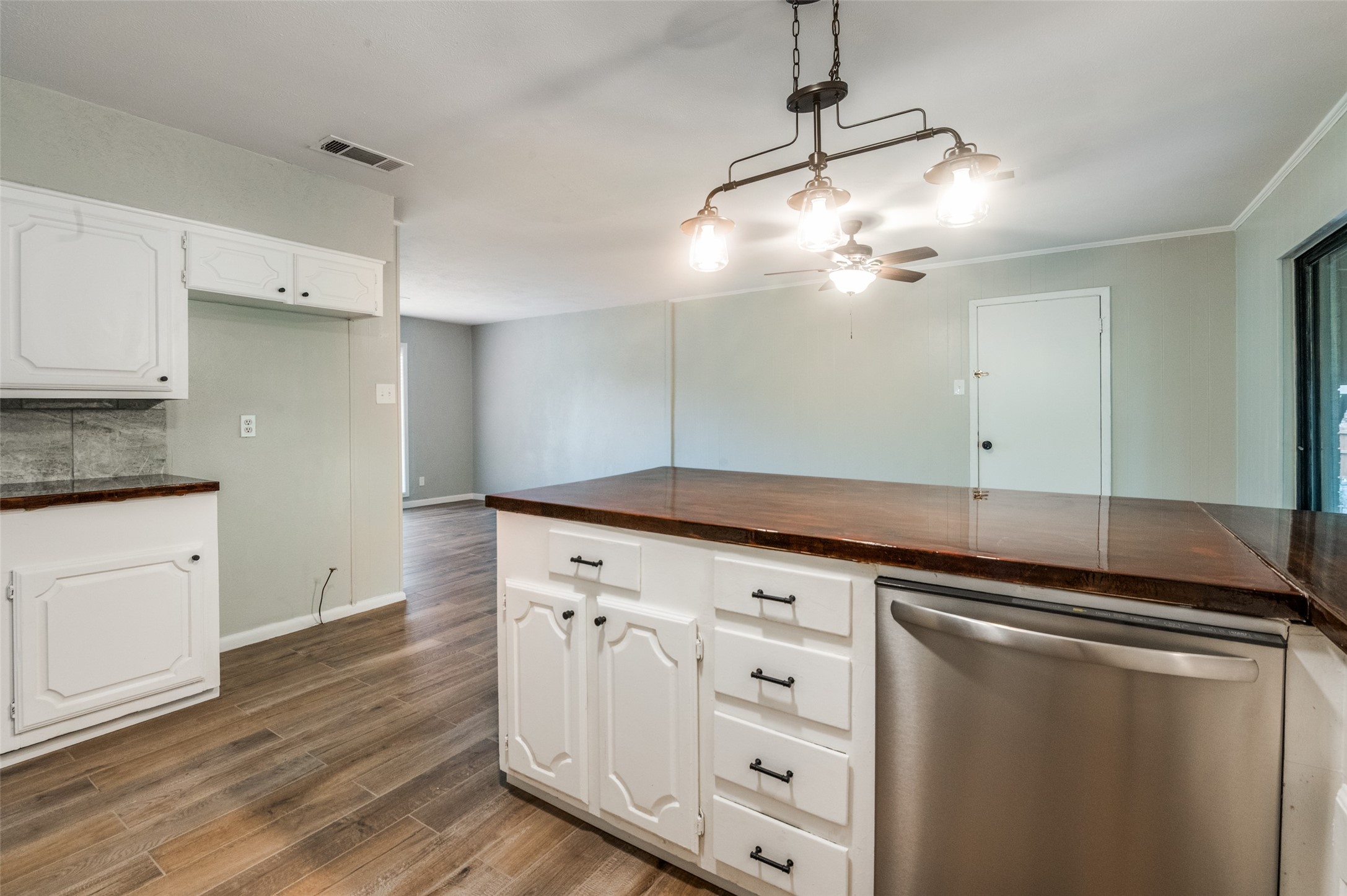 1533 E Springcrest Circle Lancaster TX 75134