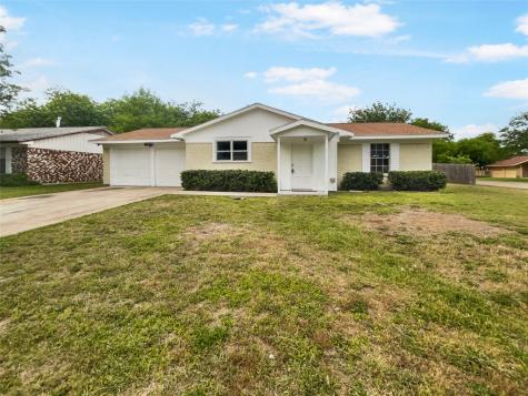 702 W Springdale Lane Grand Prairie TX 75052