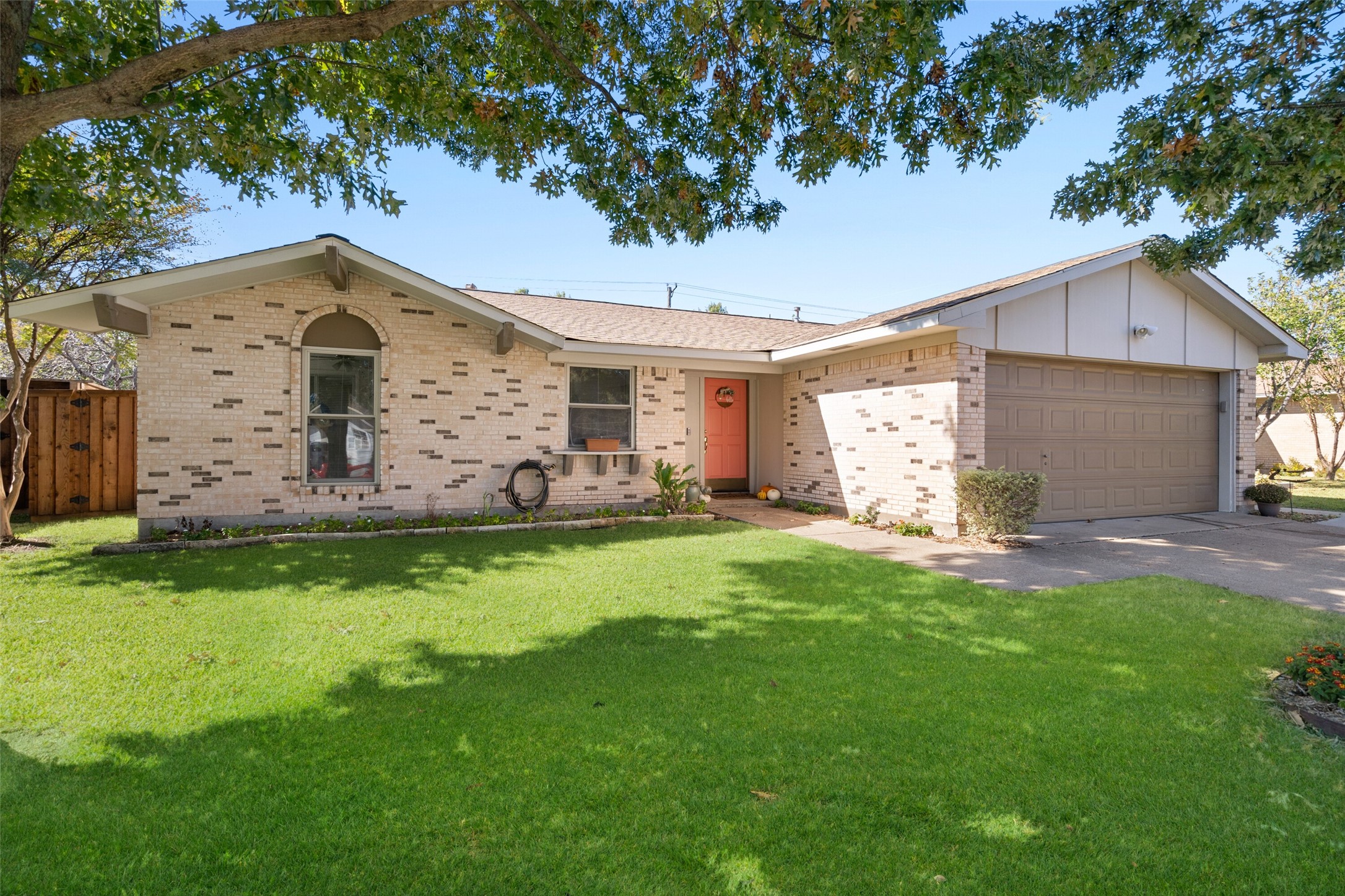 907 Crest Park Drive Garland TX 75042