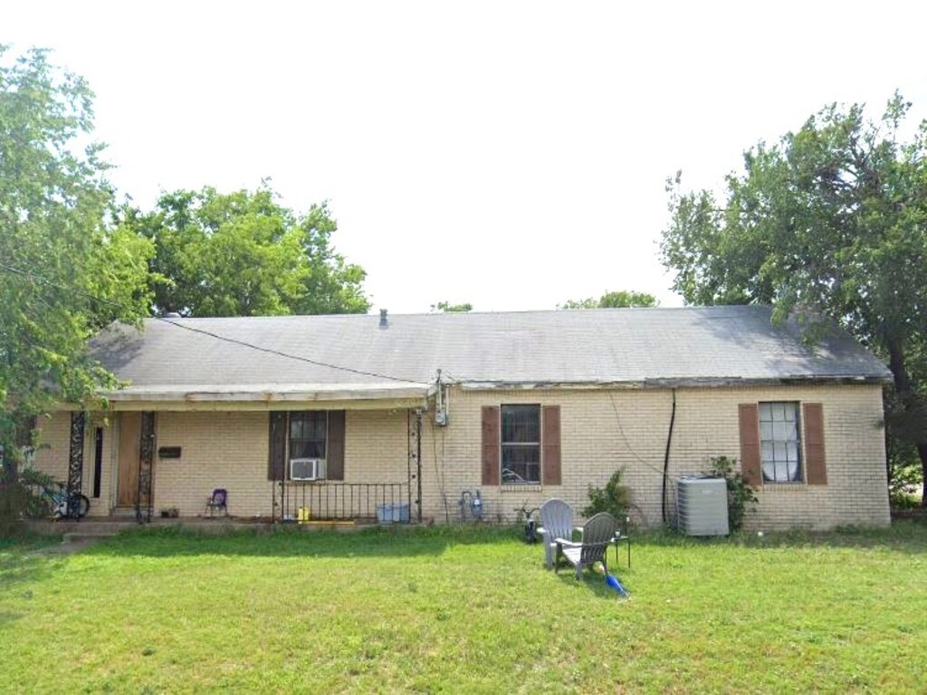 501 S Clay Street Henrietta TX 76365