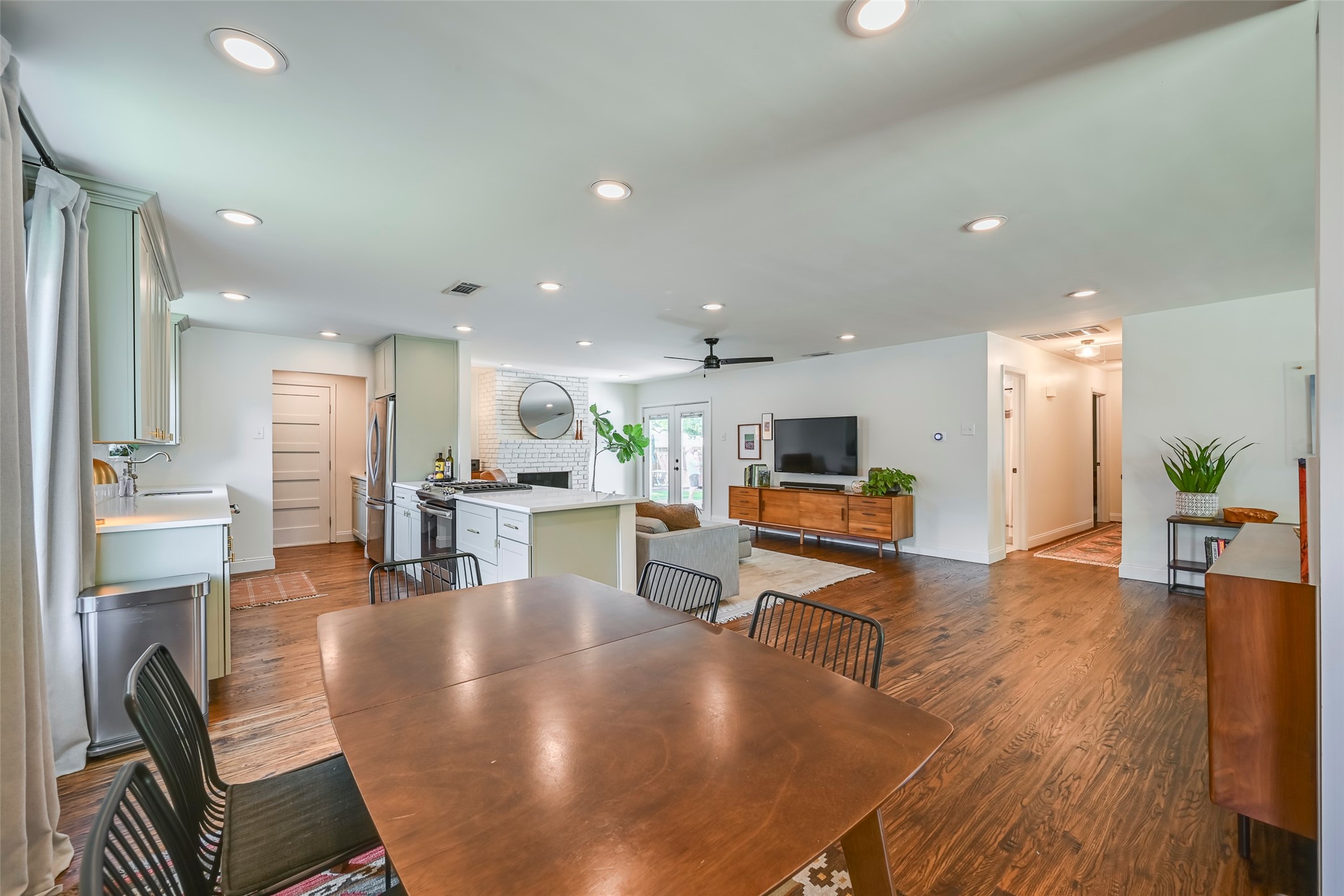 5815 Clendenin Avenue Dallas TX 75228