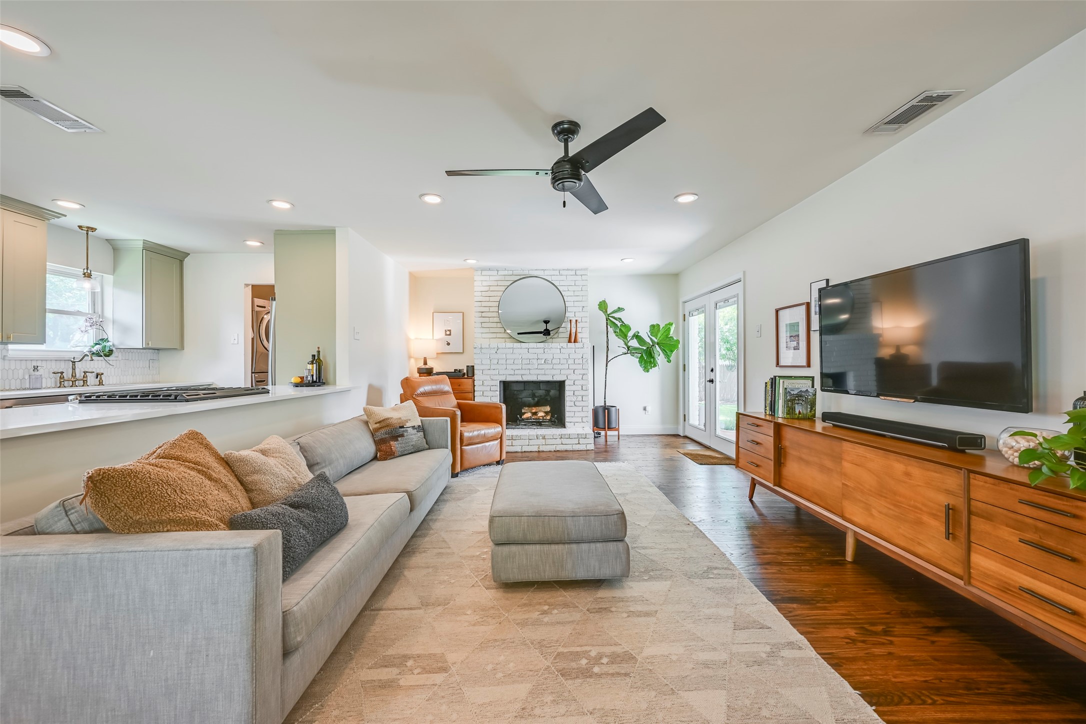 5815 Clendenin Avenue Dallas TX 75228
