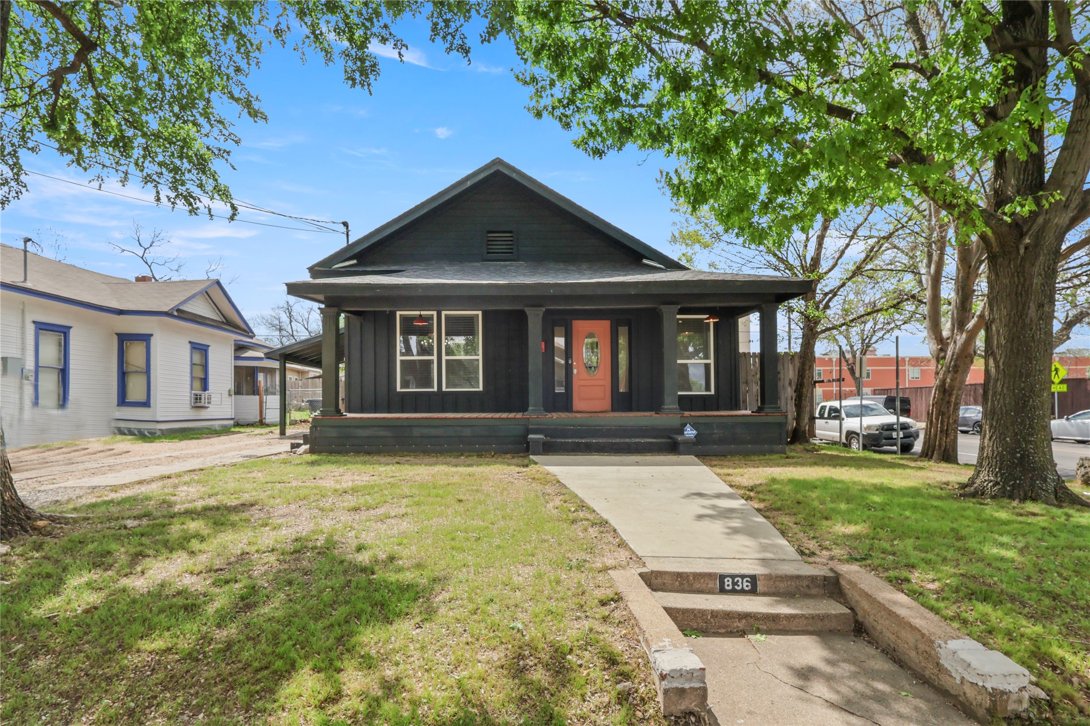 836 W 8th Street Dallas TX 75208
