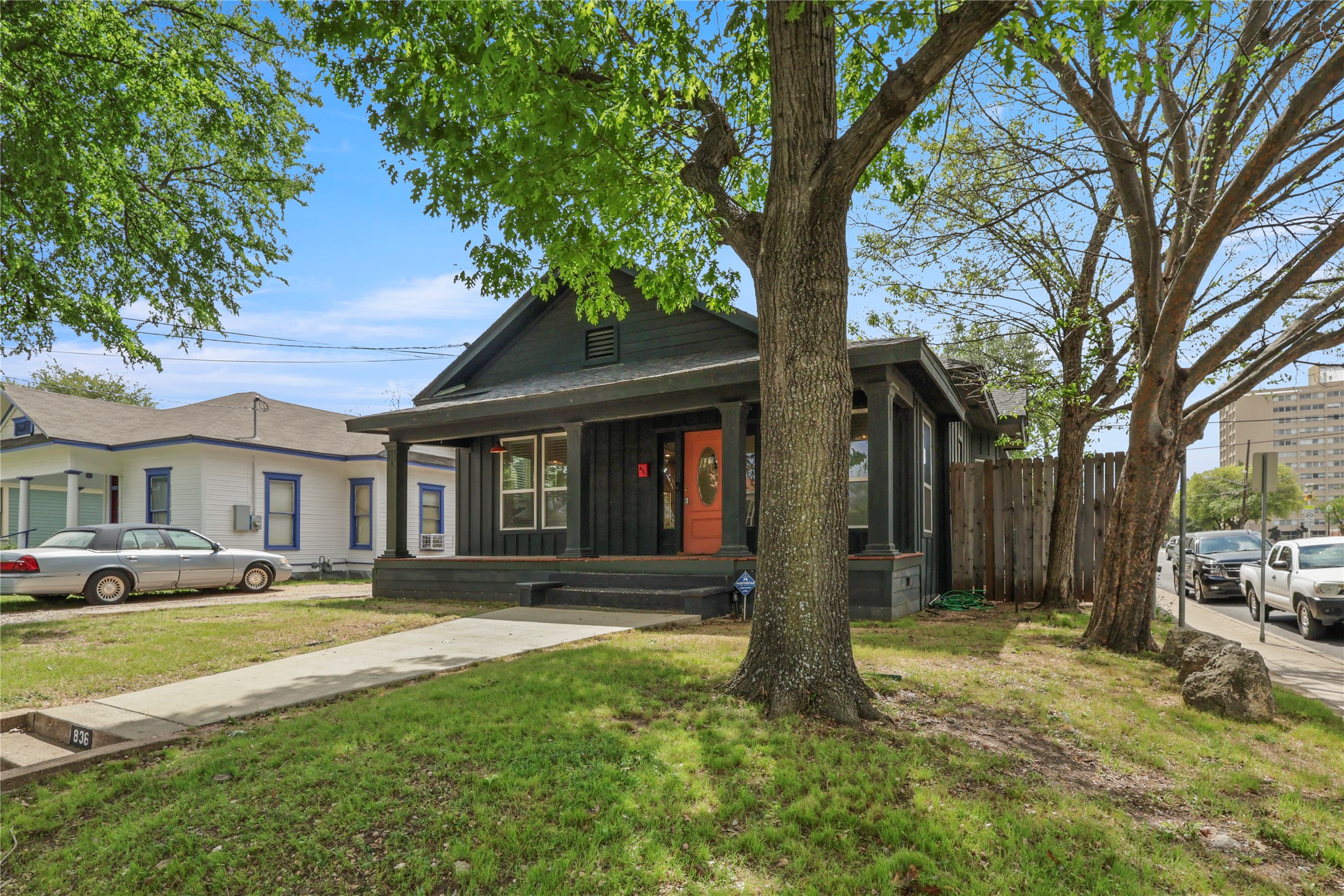 836 W 8th Street Dallas TX 75208