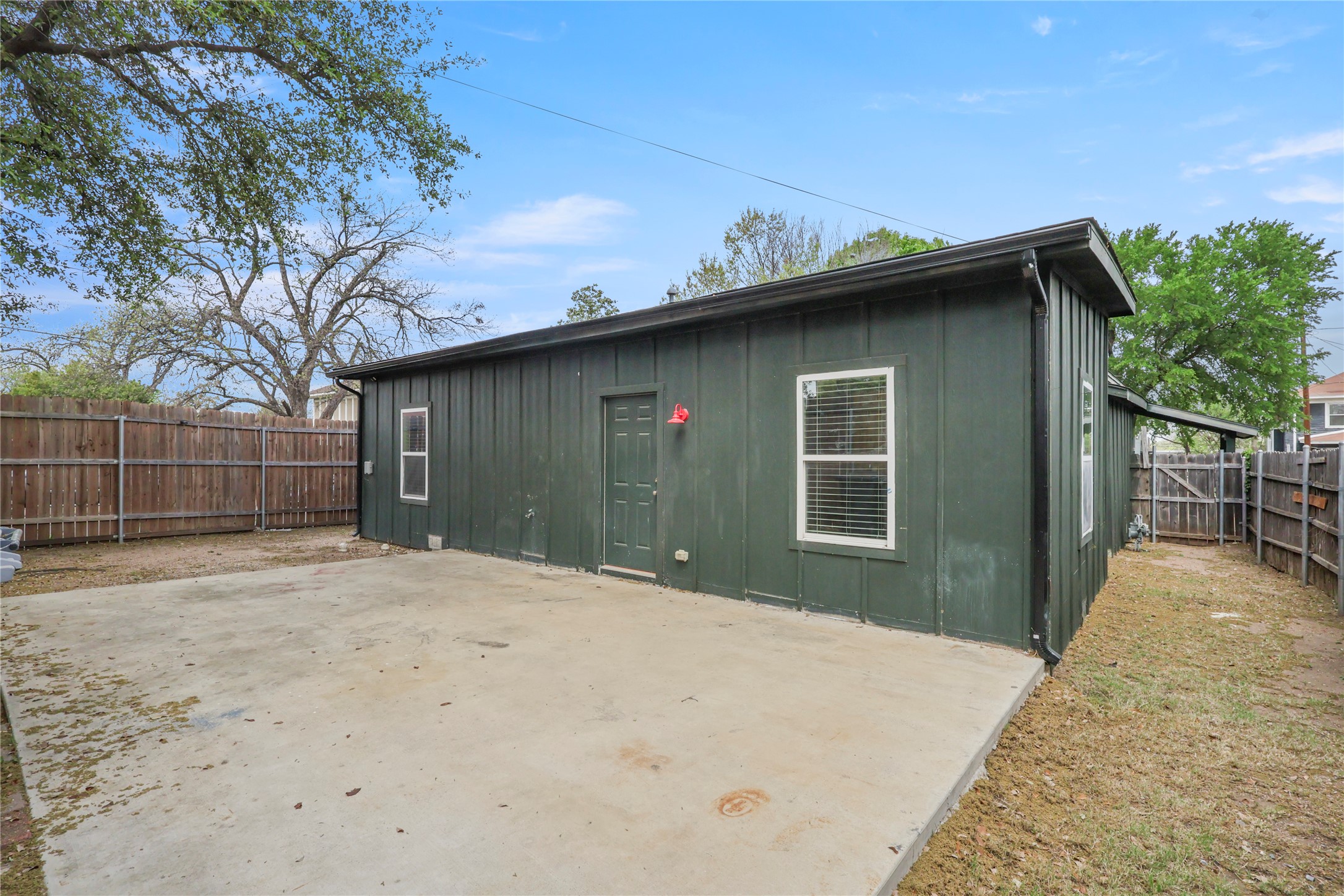 836 W 8th Street Dallas TX 75208
