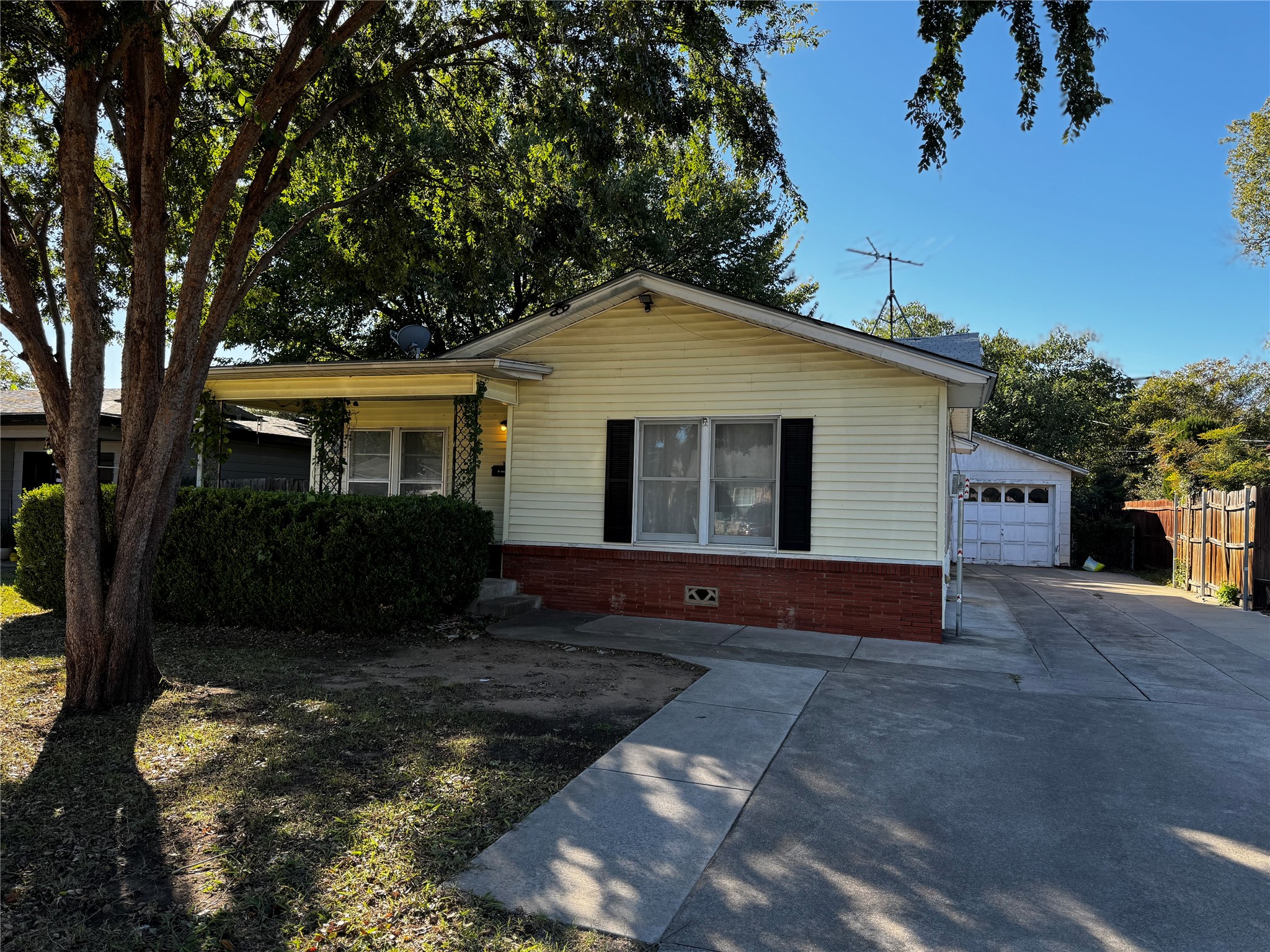 829 Yale Street River Oaks TX 76114