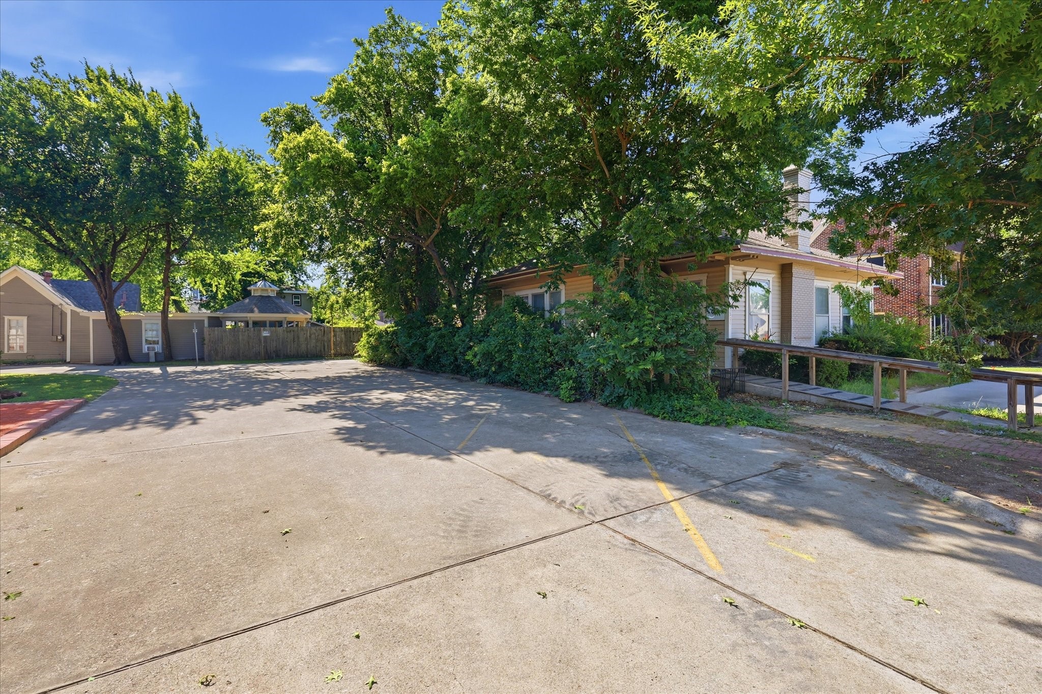 1306 N Locust Street Denton TX 76201