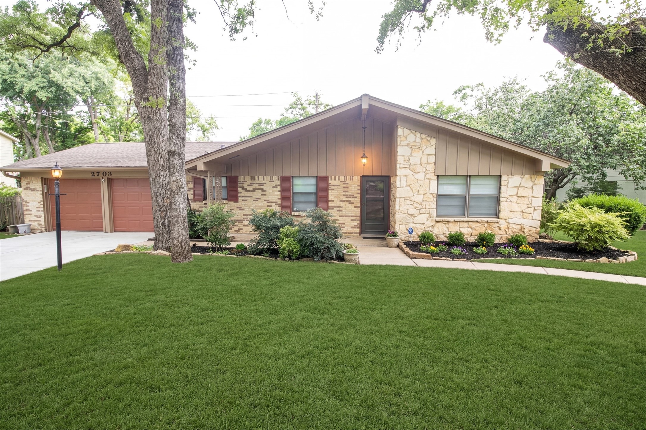 2703 Oak Cliff Lane Arlington TX 76012