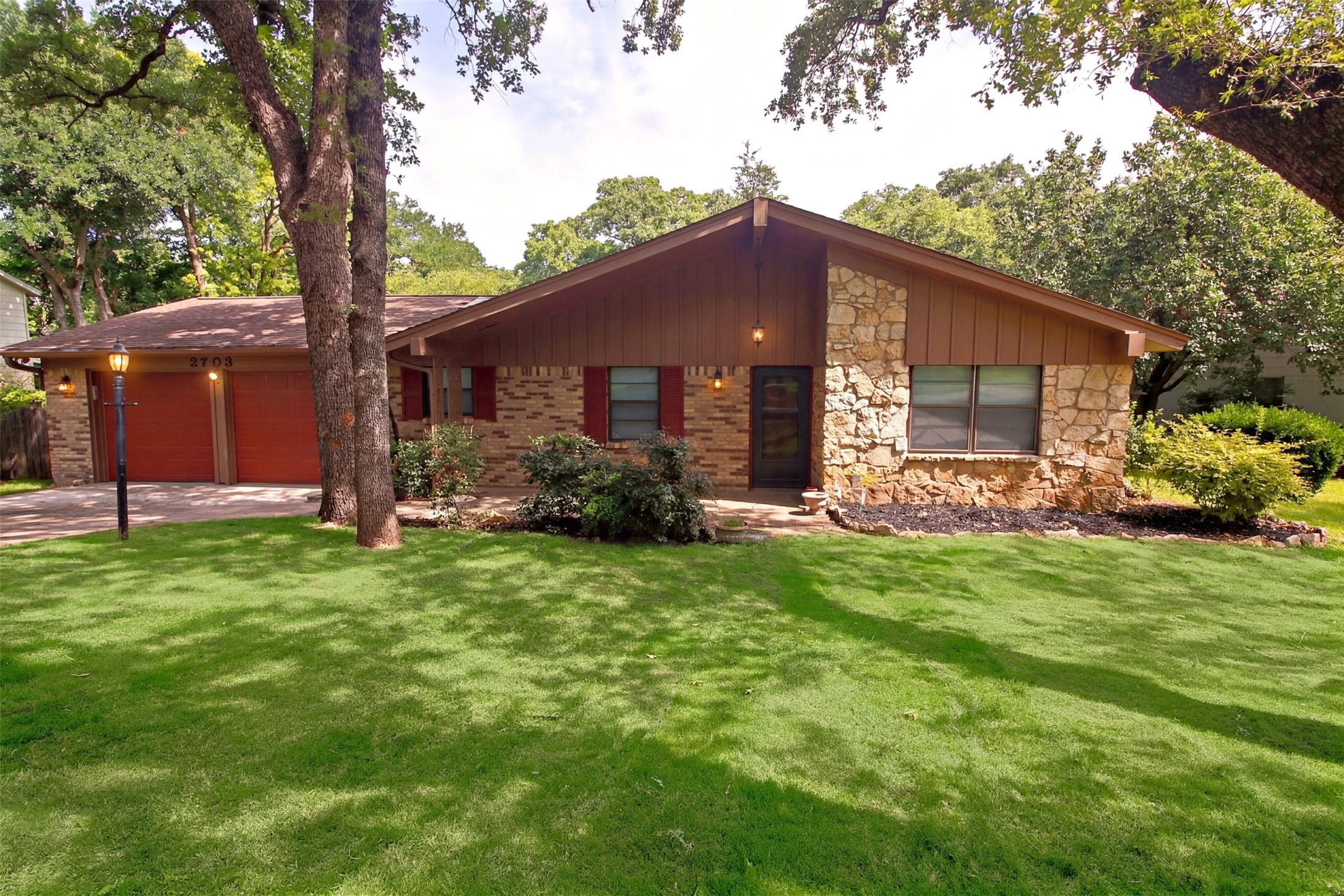 2703 Oak Cliff Lane Arlington TX 76012