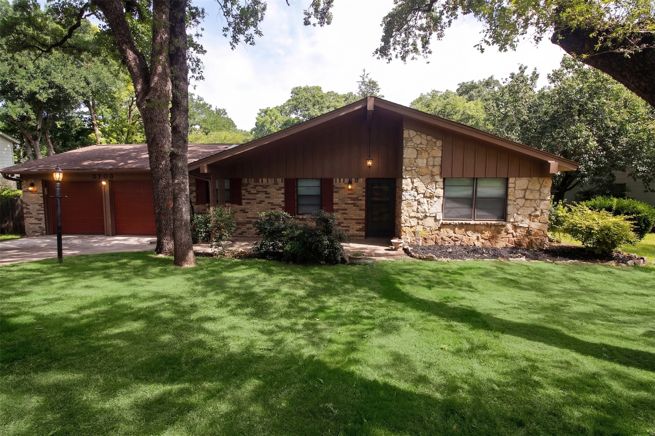 2703 Oak Cliff Lane Arlington TX 76012
