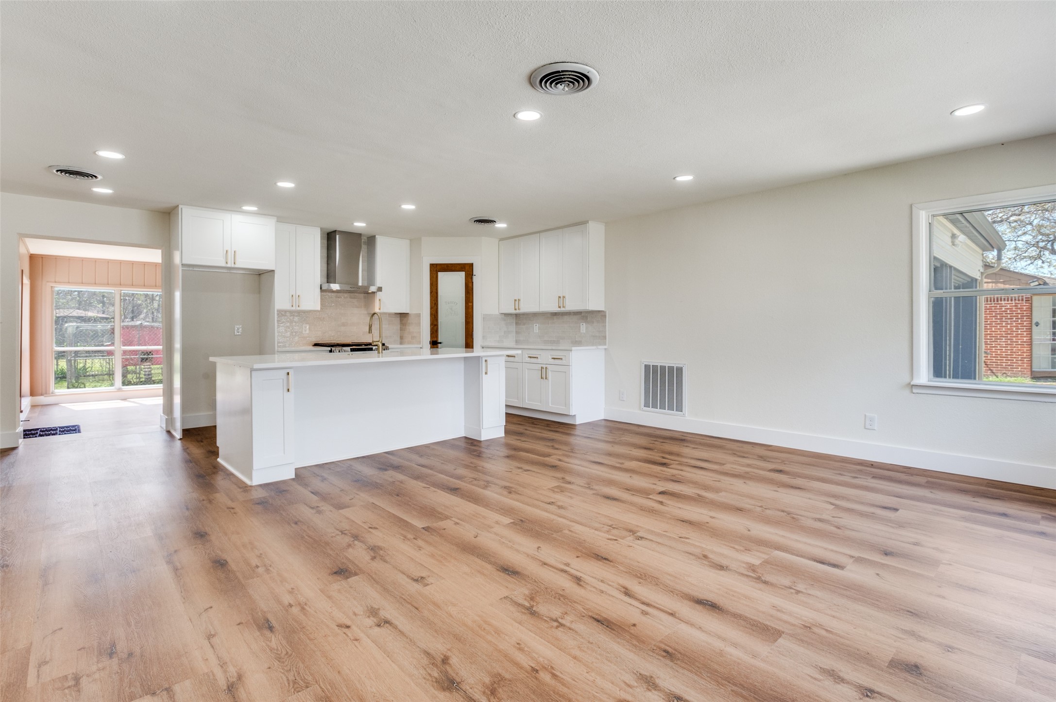 1542 W 5th Street Irving TX 75060