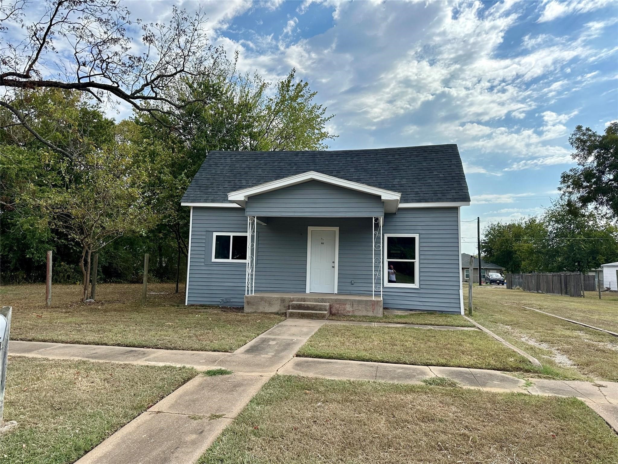 712 W Bond Street Denison TX 75020