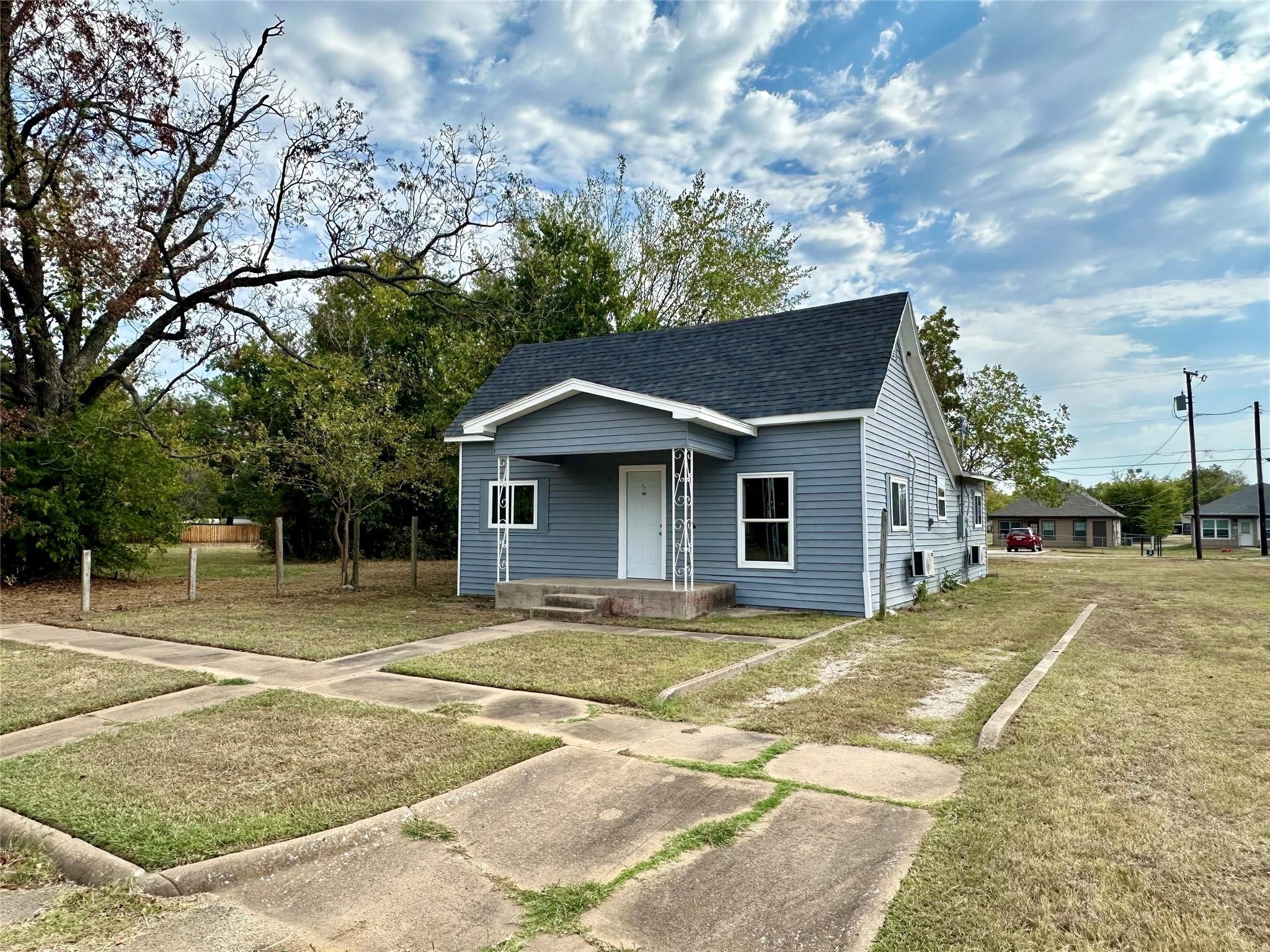 712 W Bond Street Denison TX 75020