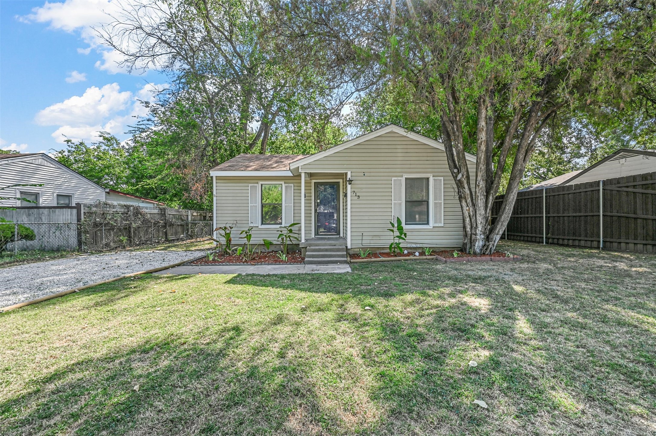 713 Gardiner Street Arlington TX 76012
