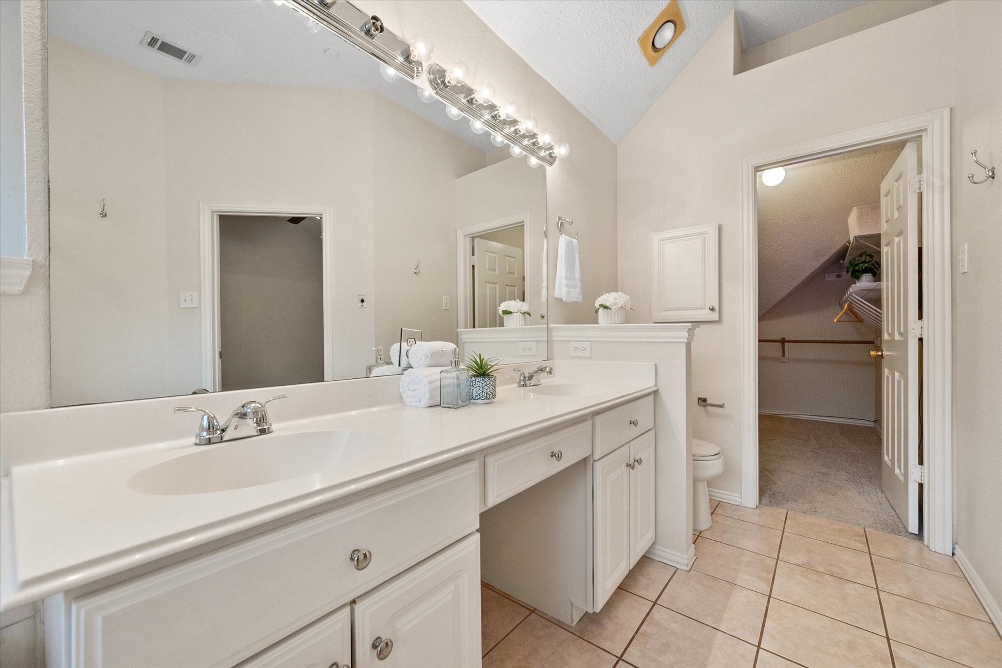 14593 Princeton Court Addison TX 75001