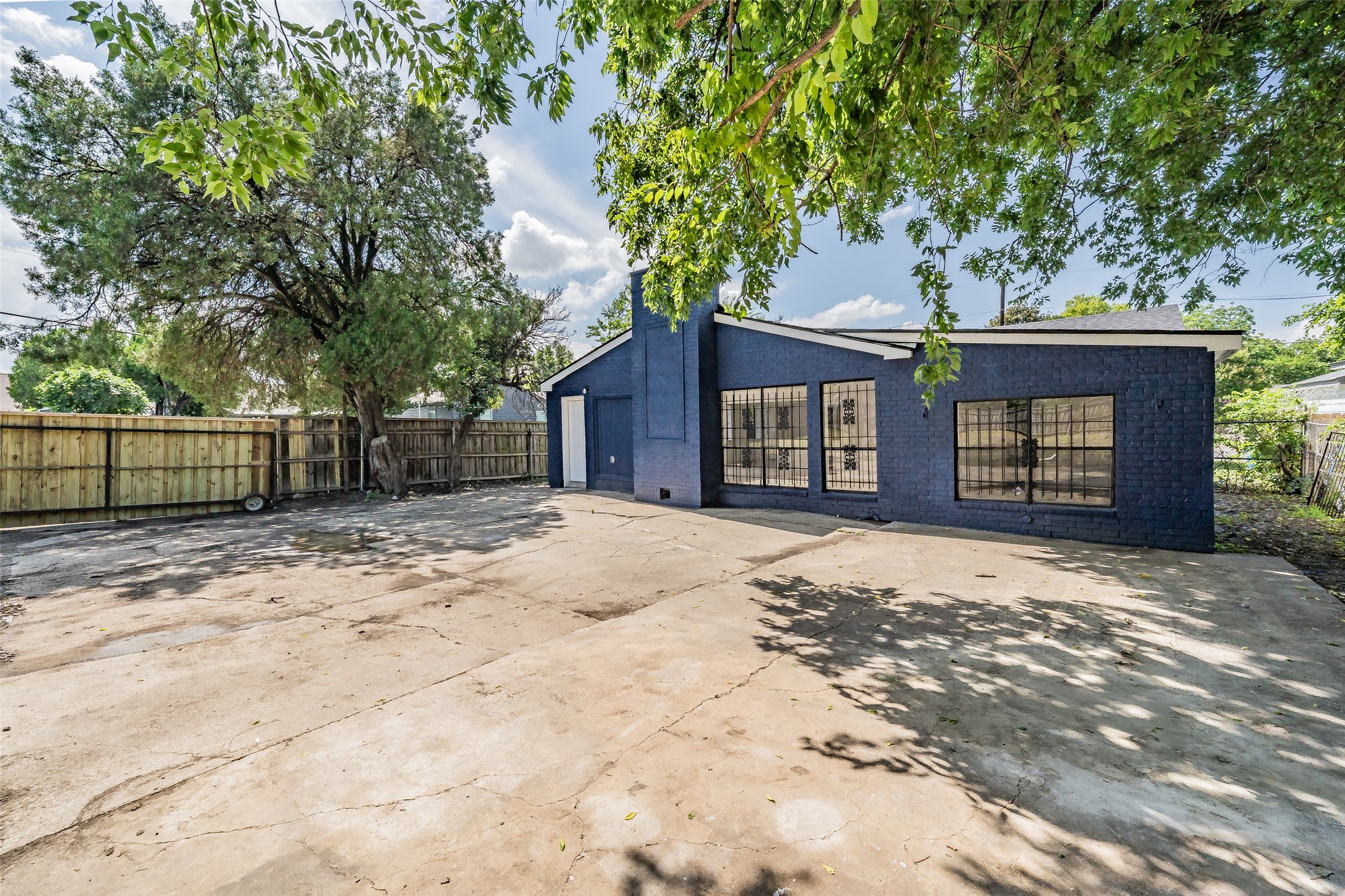 2402 E Overton Road Dallas TX 75216