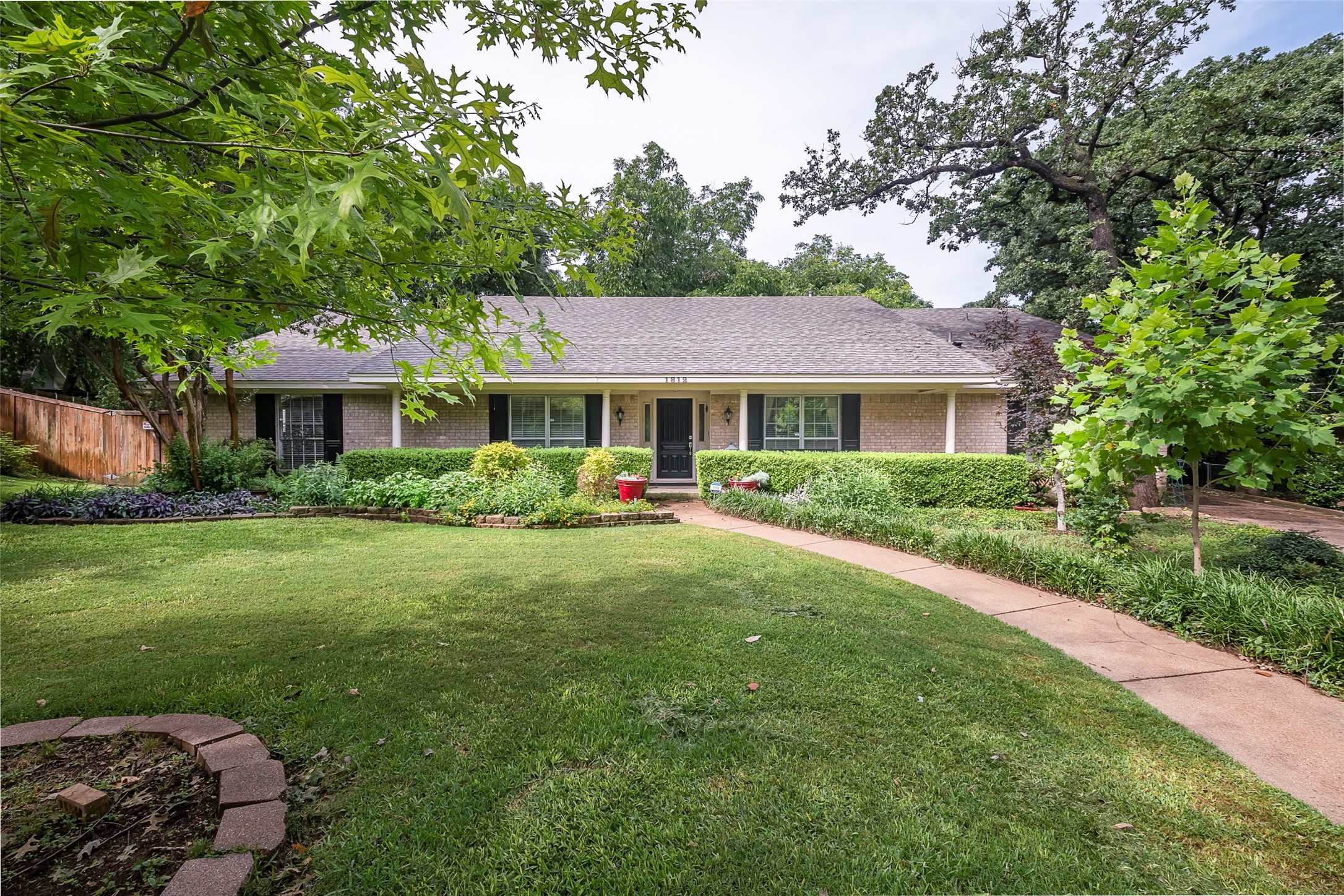 1812 Wellington Court Arlington TX 76013