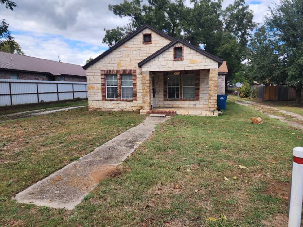 407 E Hughes Street Collinsville TX 76233