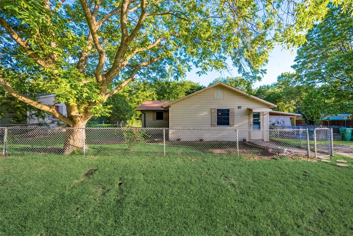 1102 Bell Street Arlington TX 76001