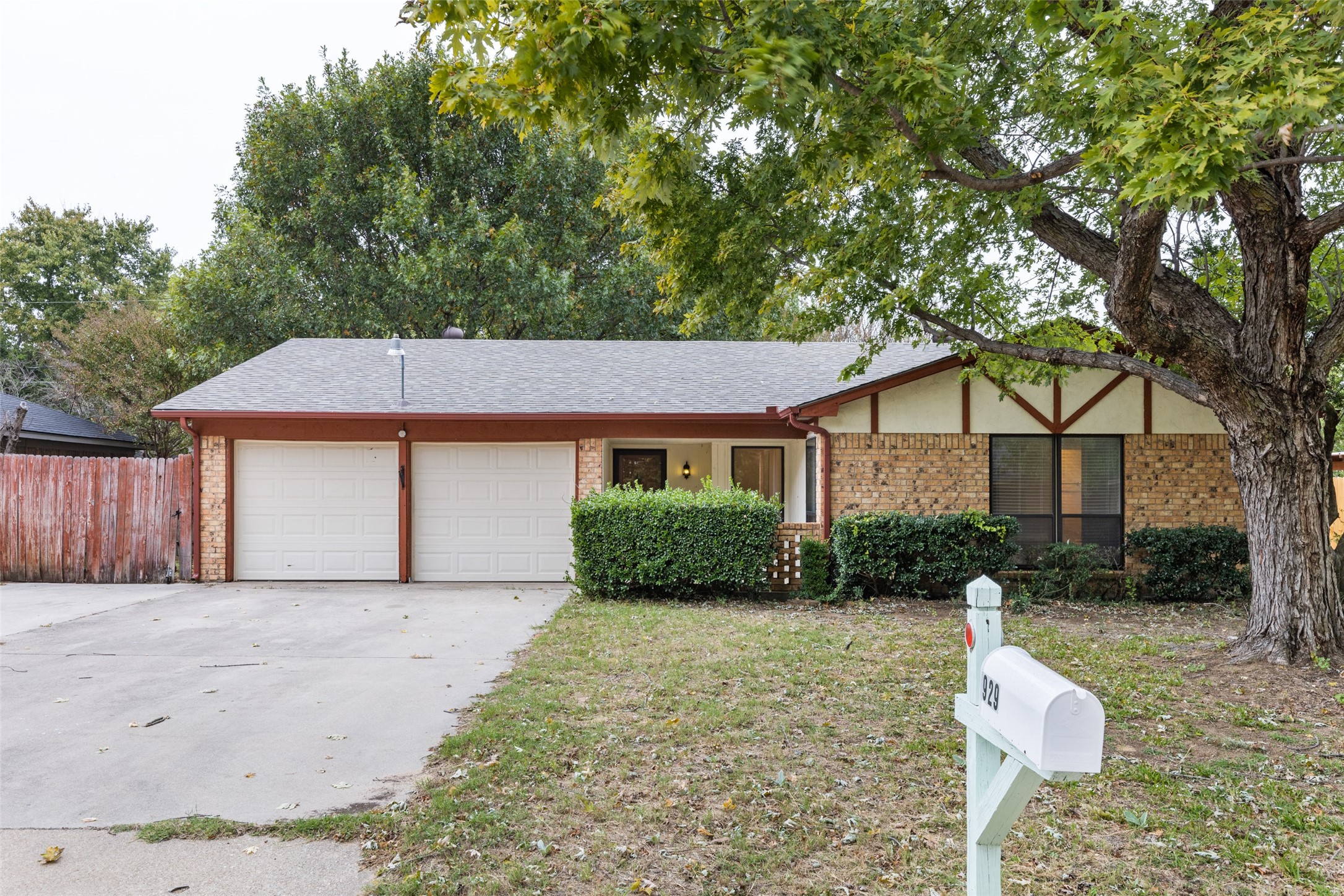 929 Red Oak Street Azle TX 76020