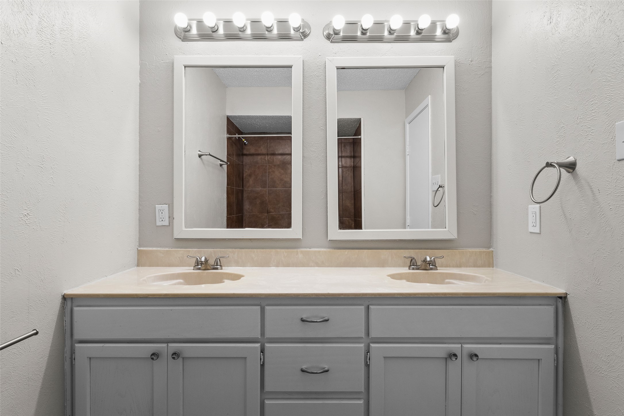 2011 Lavon Creek Lane Arlington TX 76006