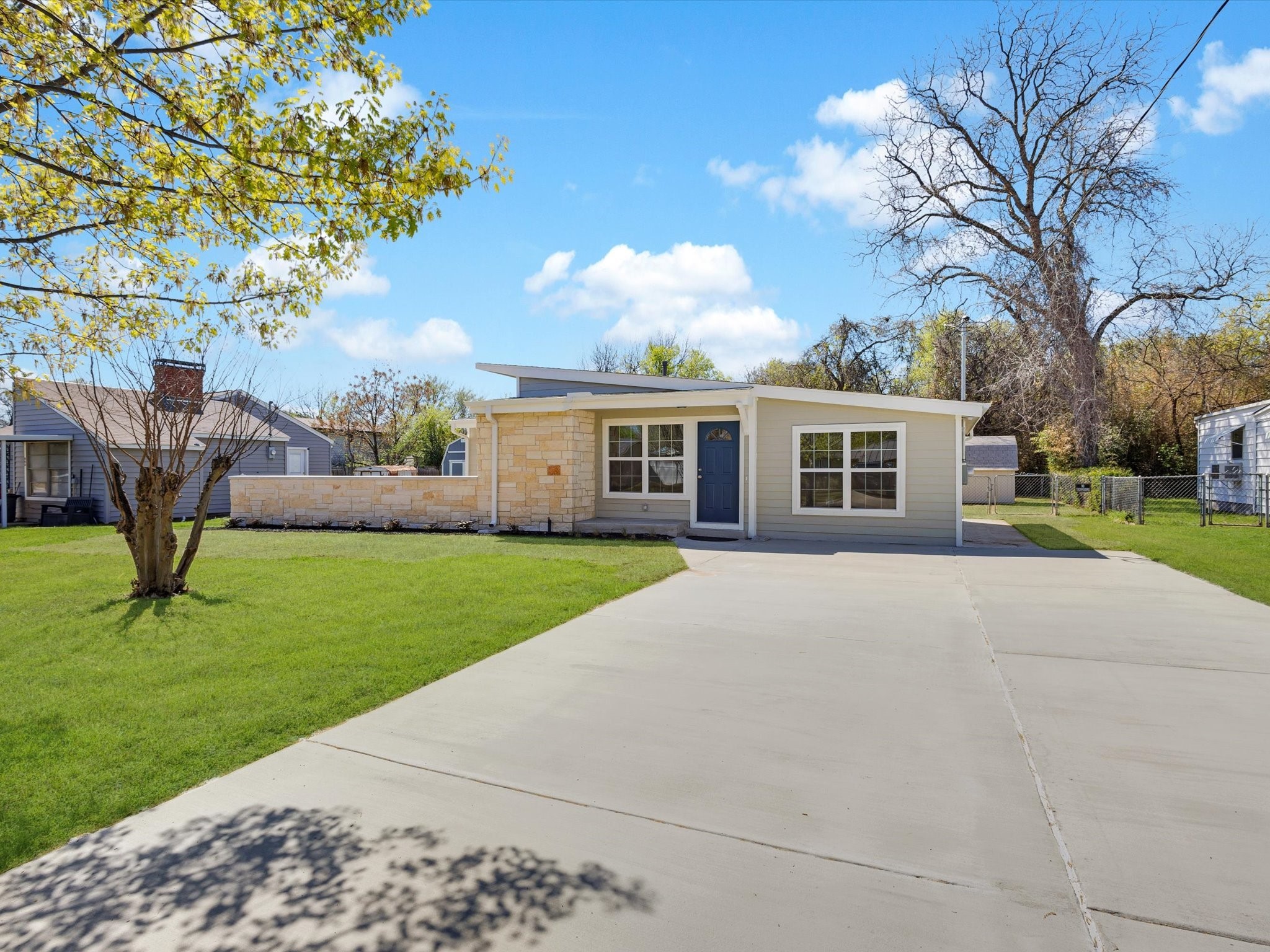 907 Hallum Street River Oaks TX 76114