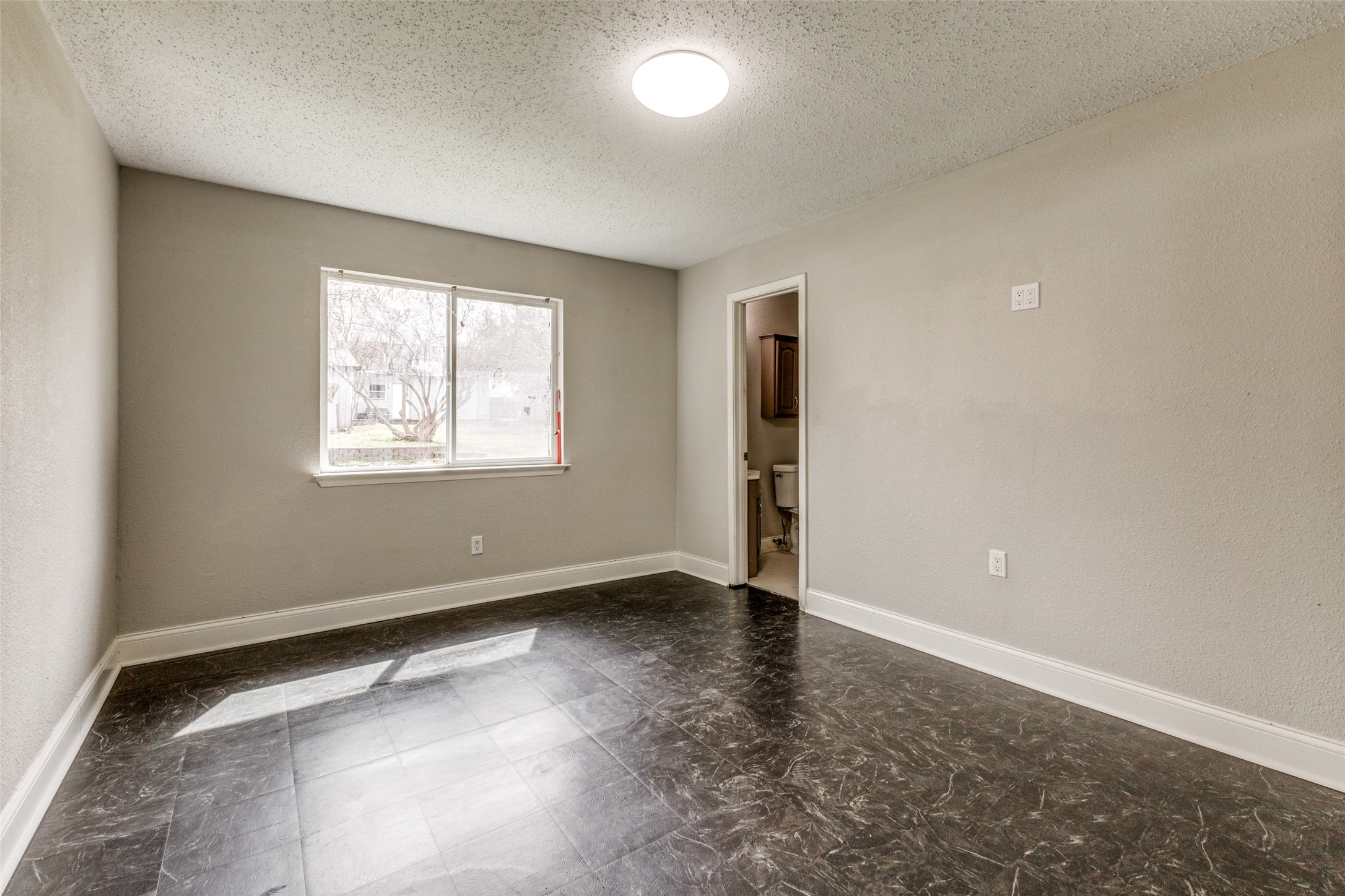 502 Meadowcreek Lane Garland TX 75043