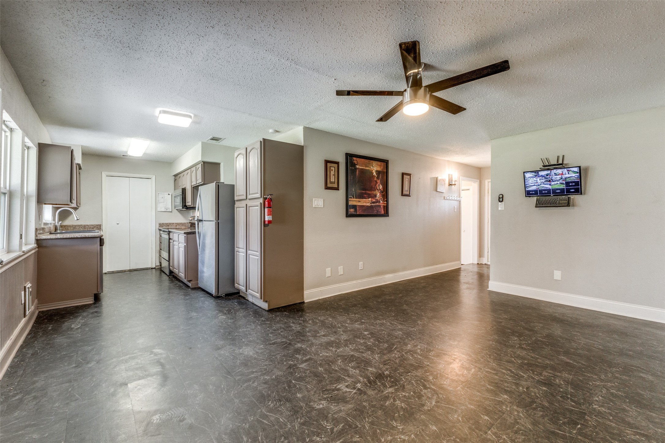 502 Meadowcreek Lane Garland TX 75043