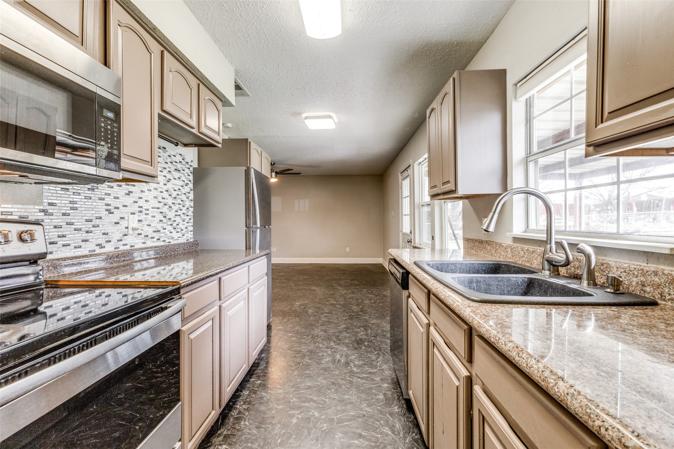 502 Meadowcreek Lane Garland TX 75043