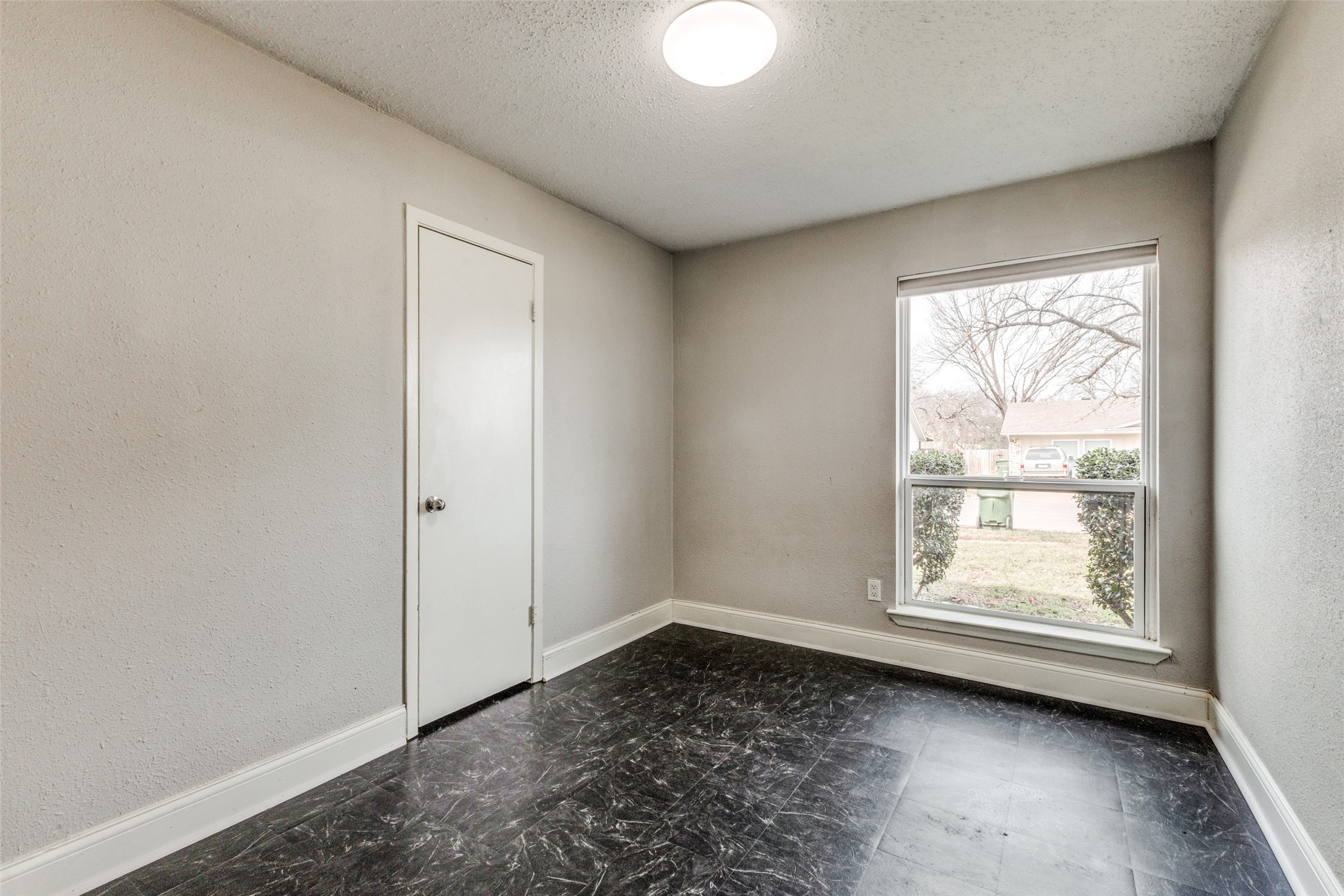 502 Meadowcreek Lane Garland TX 75043