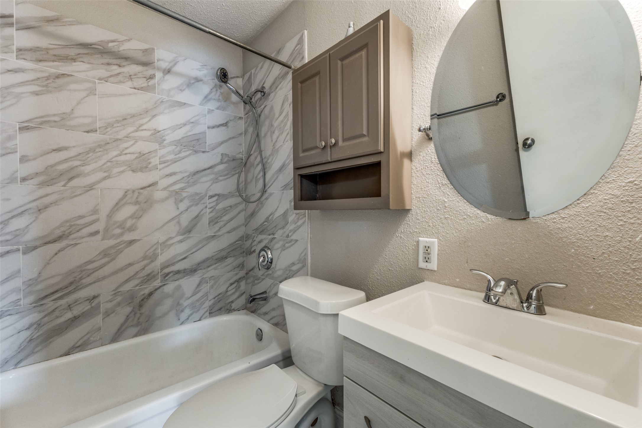 502 Meadowcreek Lane Garland TX 75043