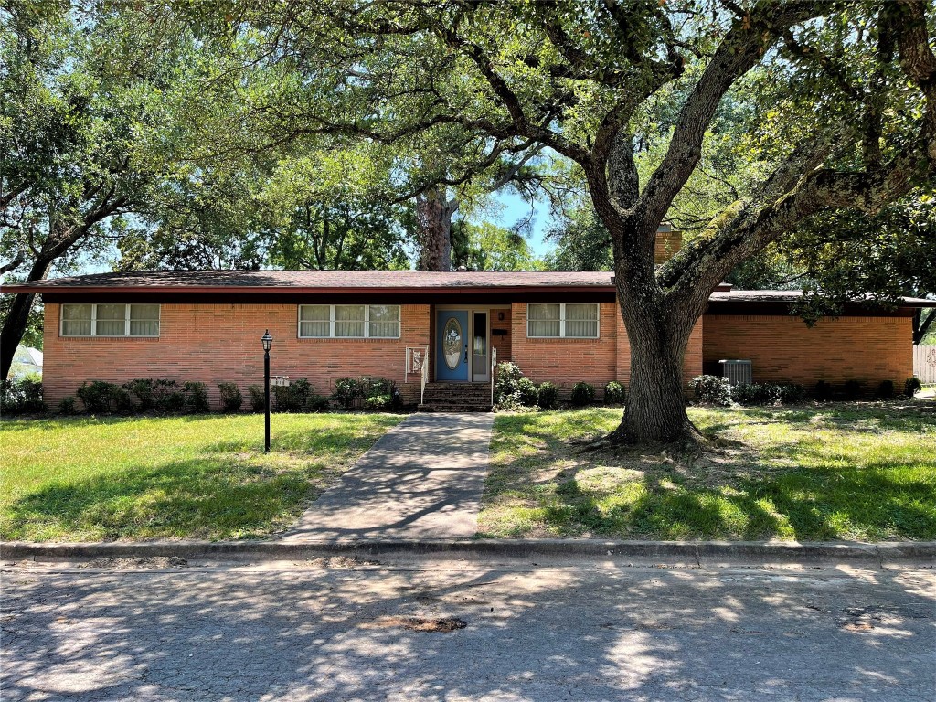 818 Walnut Street Teague TX 75860