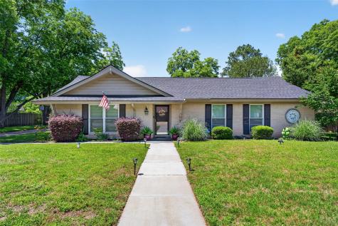 1218 Crestwood Drive Cleburne TX 76033