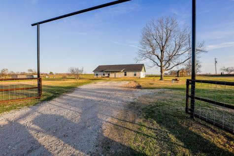 1727 Lcr 124 Mount Calm TX 76673