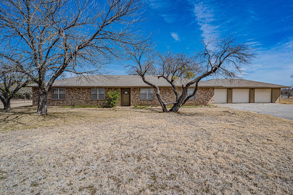 1011 Holmes Drive Granbury TX 76048