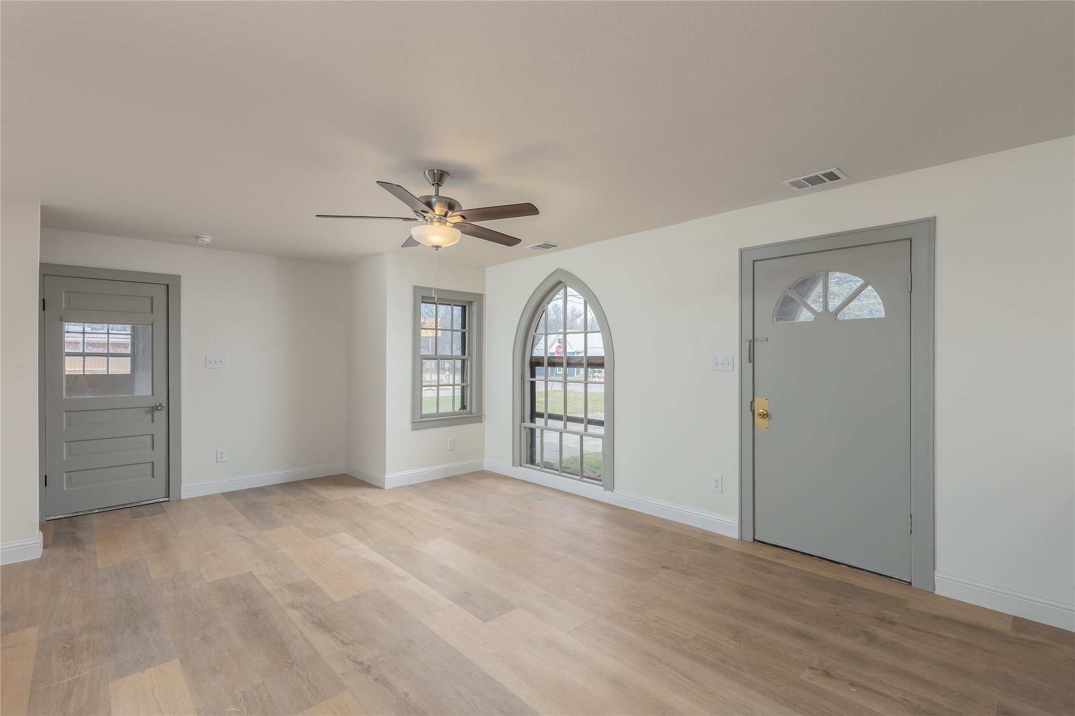 833 W Live Oak Street Jacksboro TX 76458