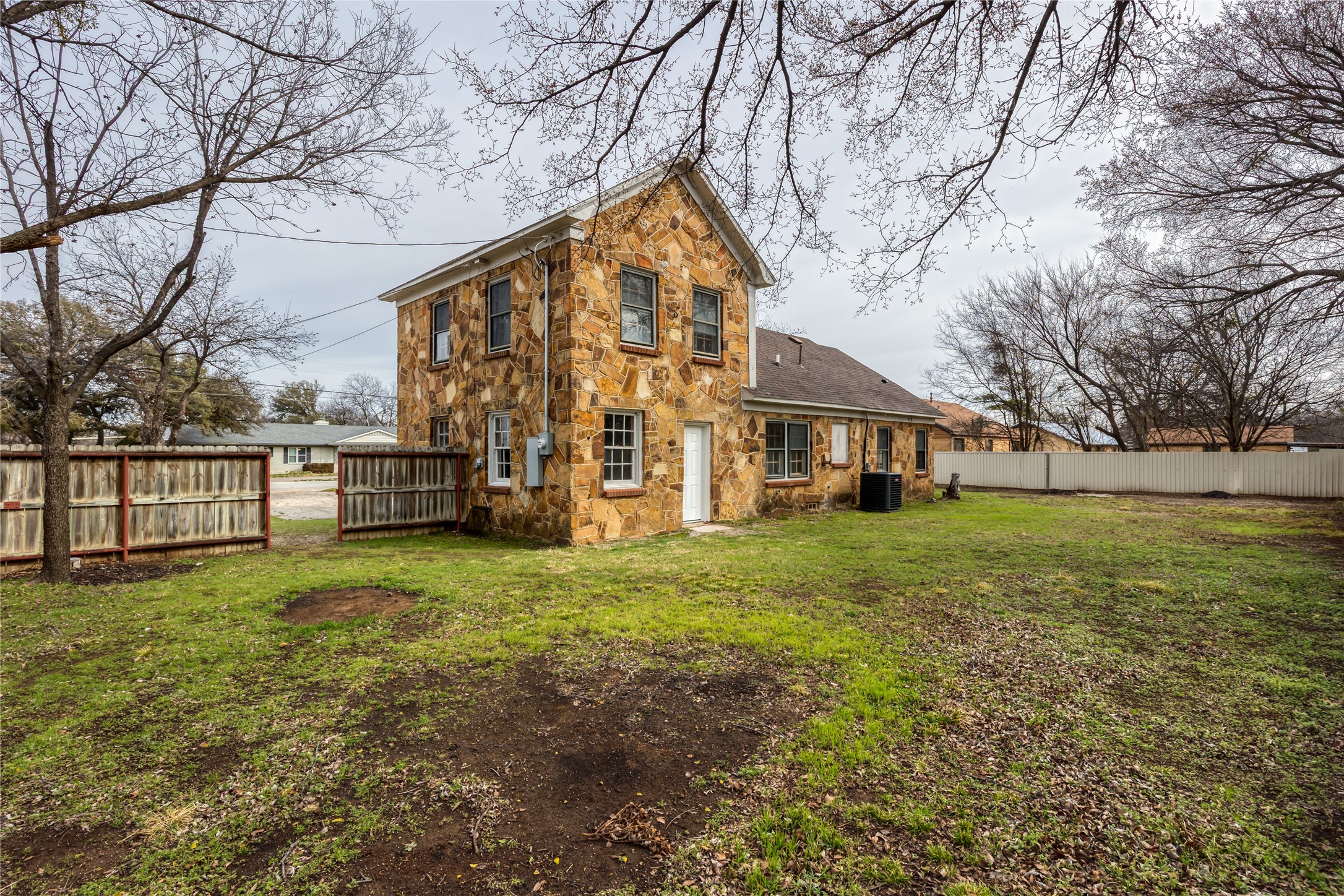 833 W Live Oak Street Jacksboro TX 76458